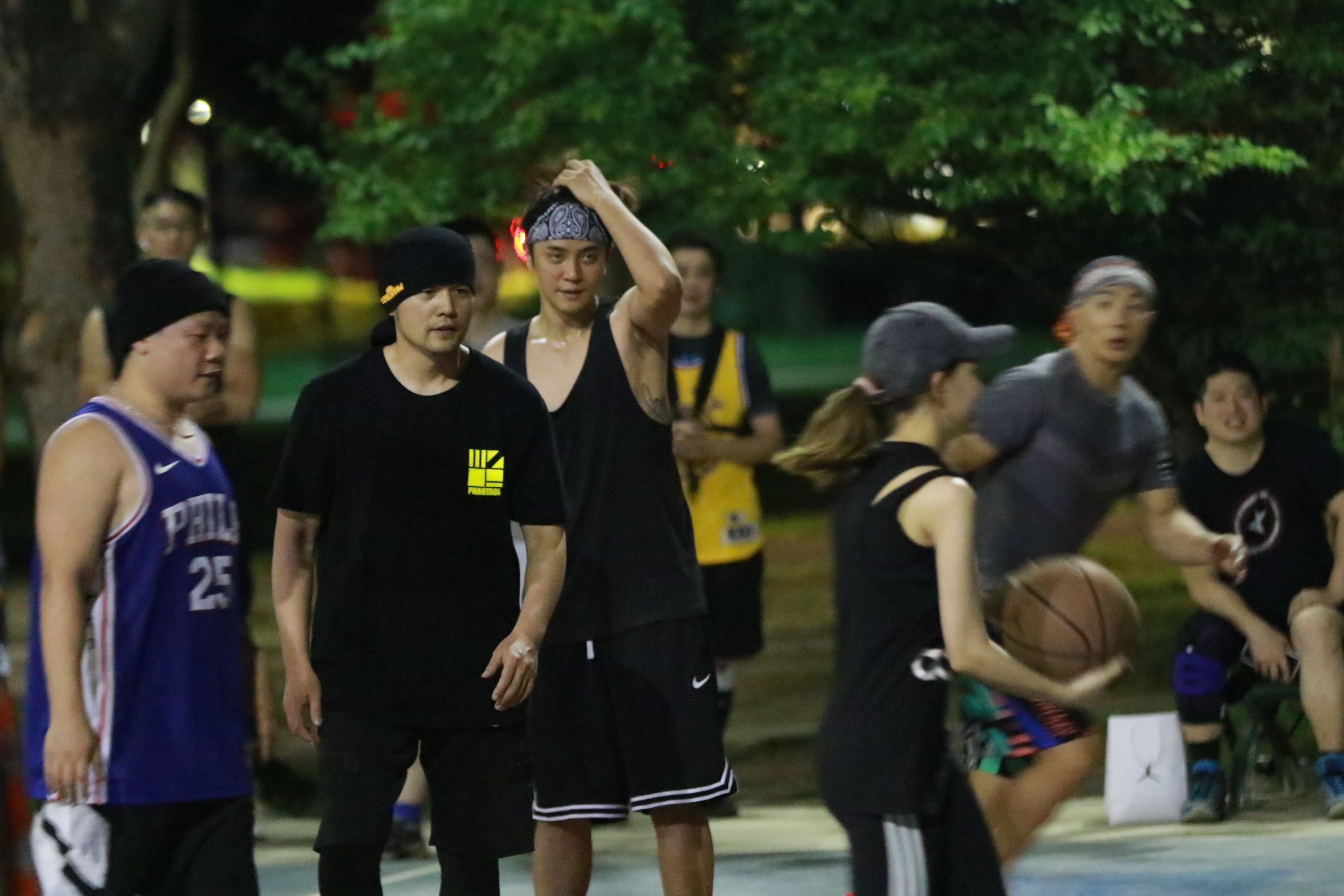 周杰倫與羅志祥被爆2度為了女人斷交，但如今兩人早已破冰，還曾被本刊捕獲各自攜伴一起打籃球。（攝影組）