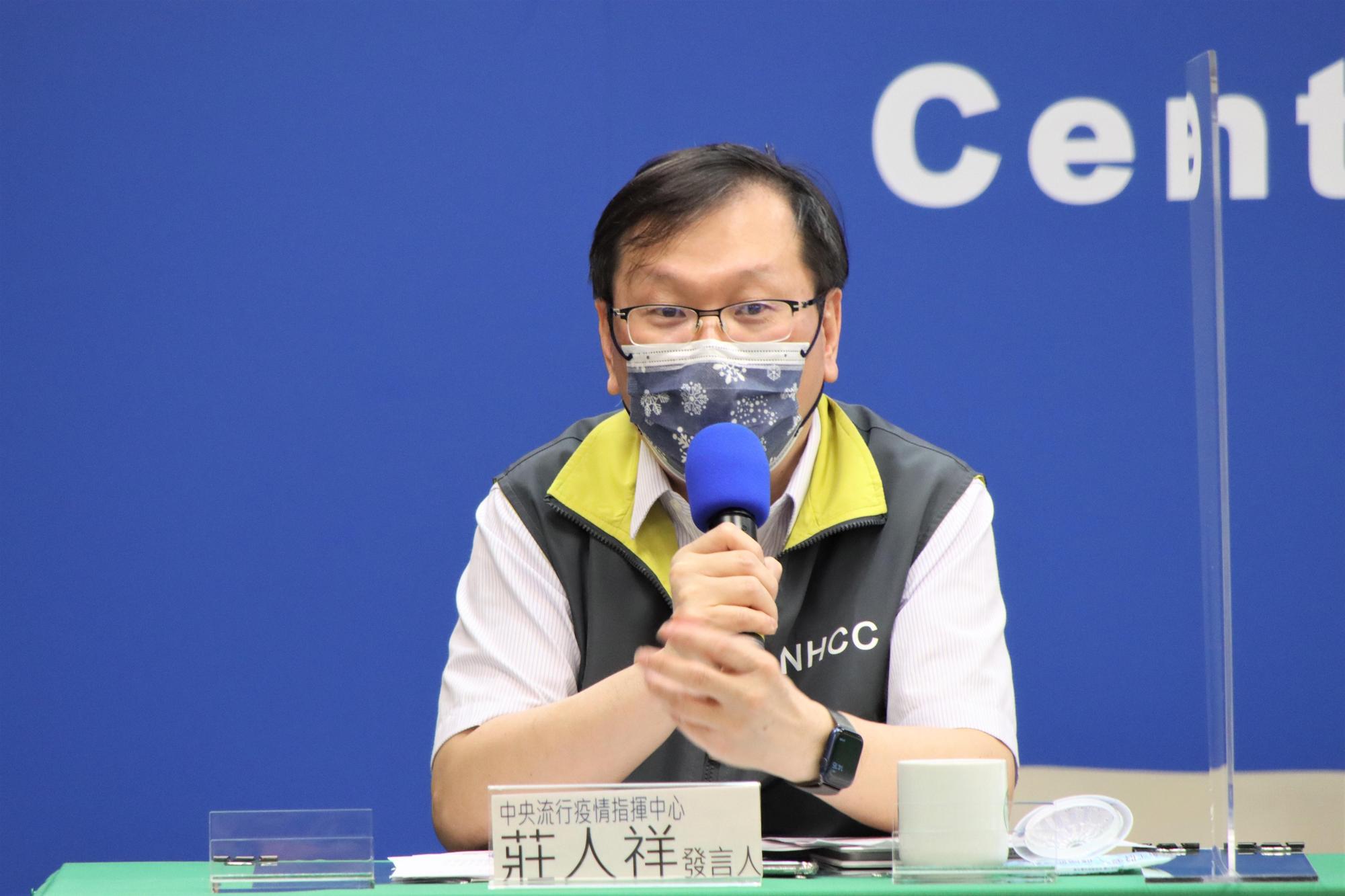 莊人祥回應指考化學科題目，被提醒要謹慎時，一開口就是滿滿的求生欲。（指揮中心提供）