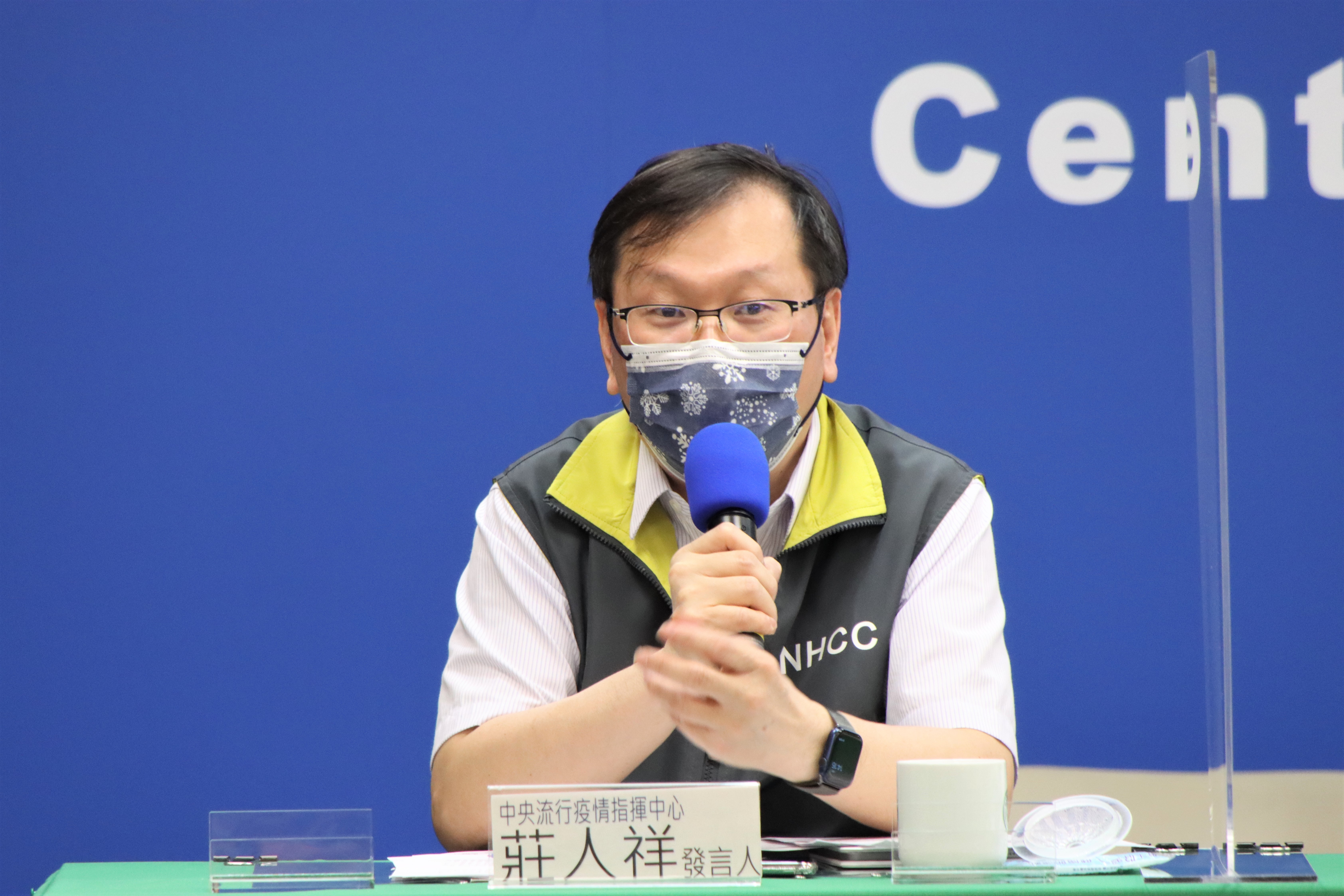 莊人祥回應指考化學科題目，被提醒要謹慎時，一開口就是滿滿的求生欲。（指揮中心提供）