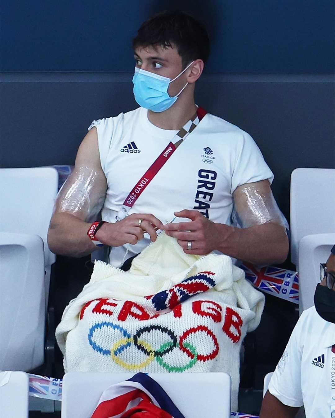 Tom Daley手閒不下來，邊觀賽邊打毛衣，「時間管理大師」當之無愧。（翻攝自IG）