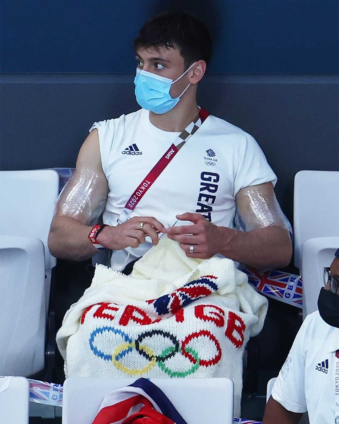 Tom Daley手閒不下來，邊觀賽邊打毛衣，「時間管理大師」當之無愧。（翻攝自IG）