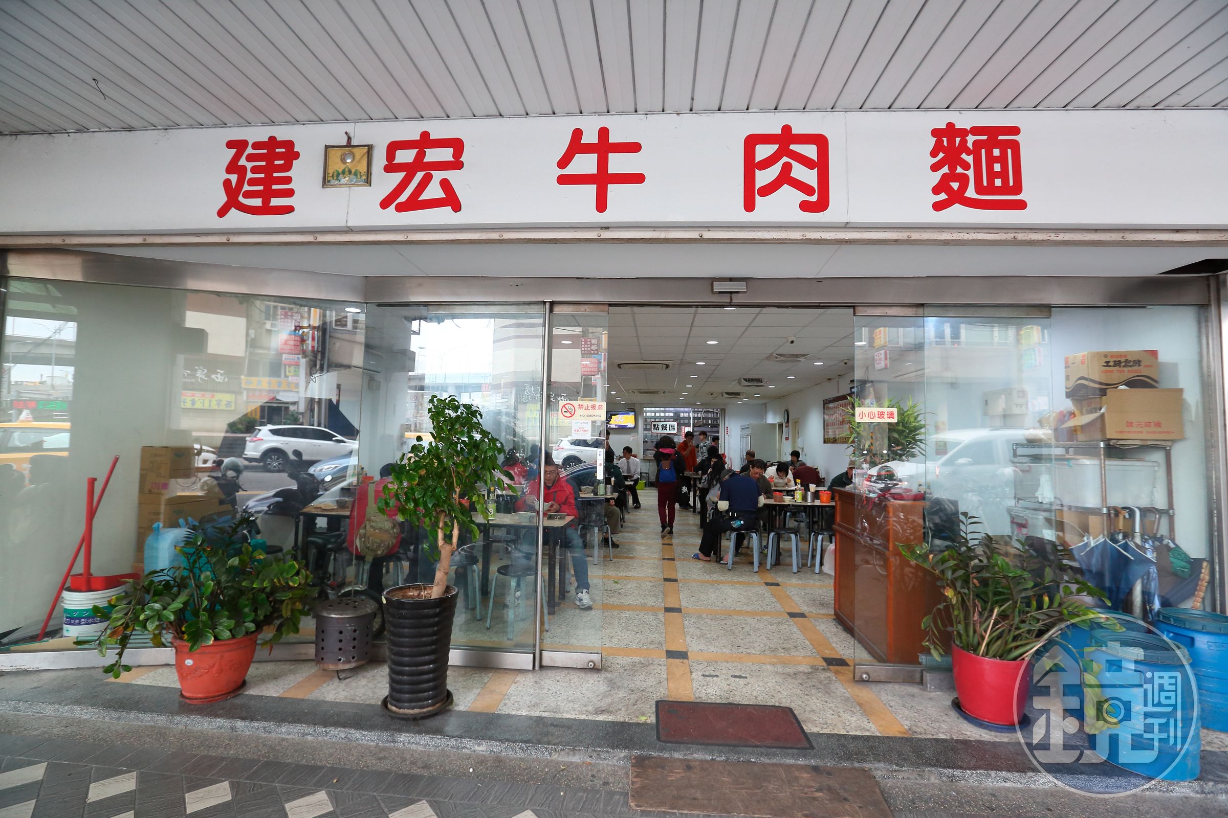 台北市24小時名店「建宏牛肉麵」被民眾目擊店面搬空，歇業原因是老闆私人因素而非疫情關係。（資料照）