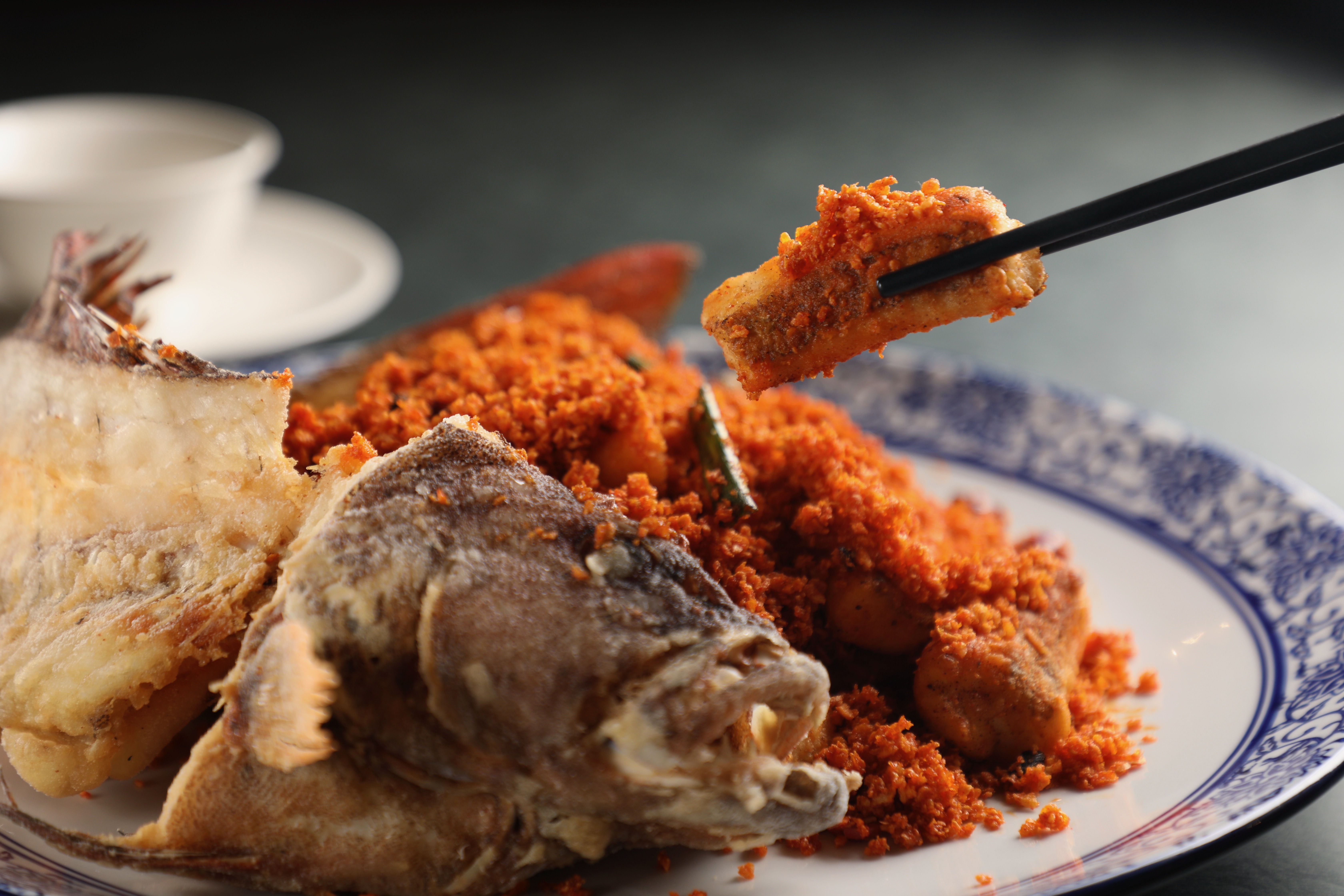 「避風塘虎斑」選用整條龍虎斑魚片酥炸，再以蒜酥、豆豉快炒，鑊氣飽滿。（1,500元／小份、2,000元／大份）