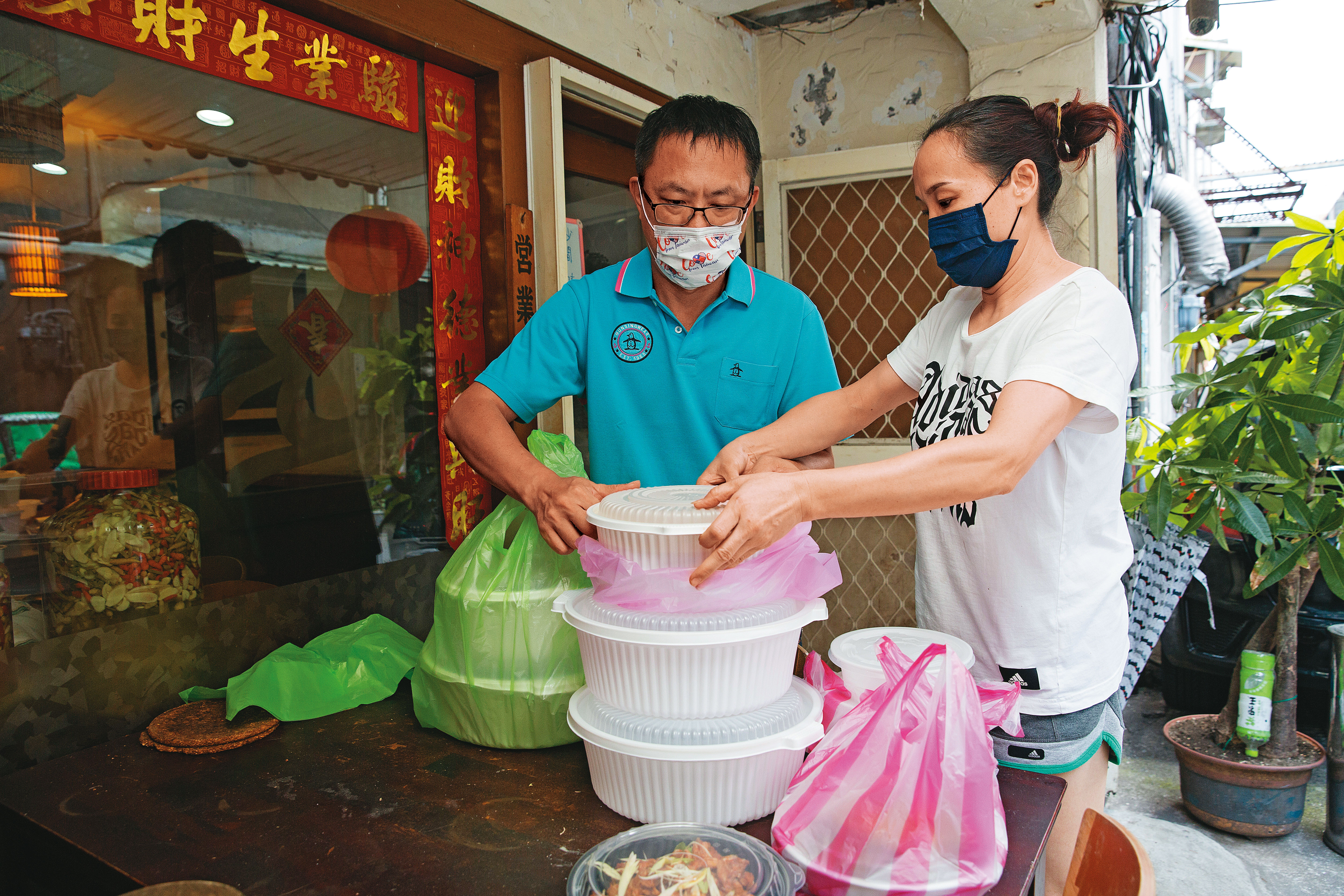 疫情爆發後餐廳少了內用生意，程敏（右）與先生李雨蒼（左）親自外送雙北市訂單。