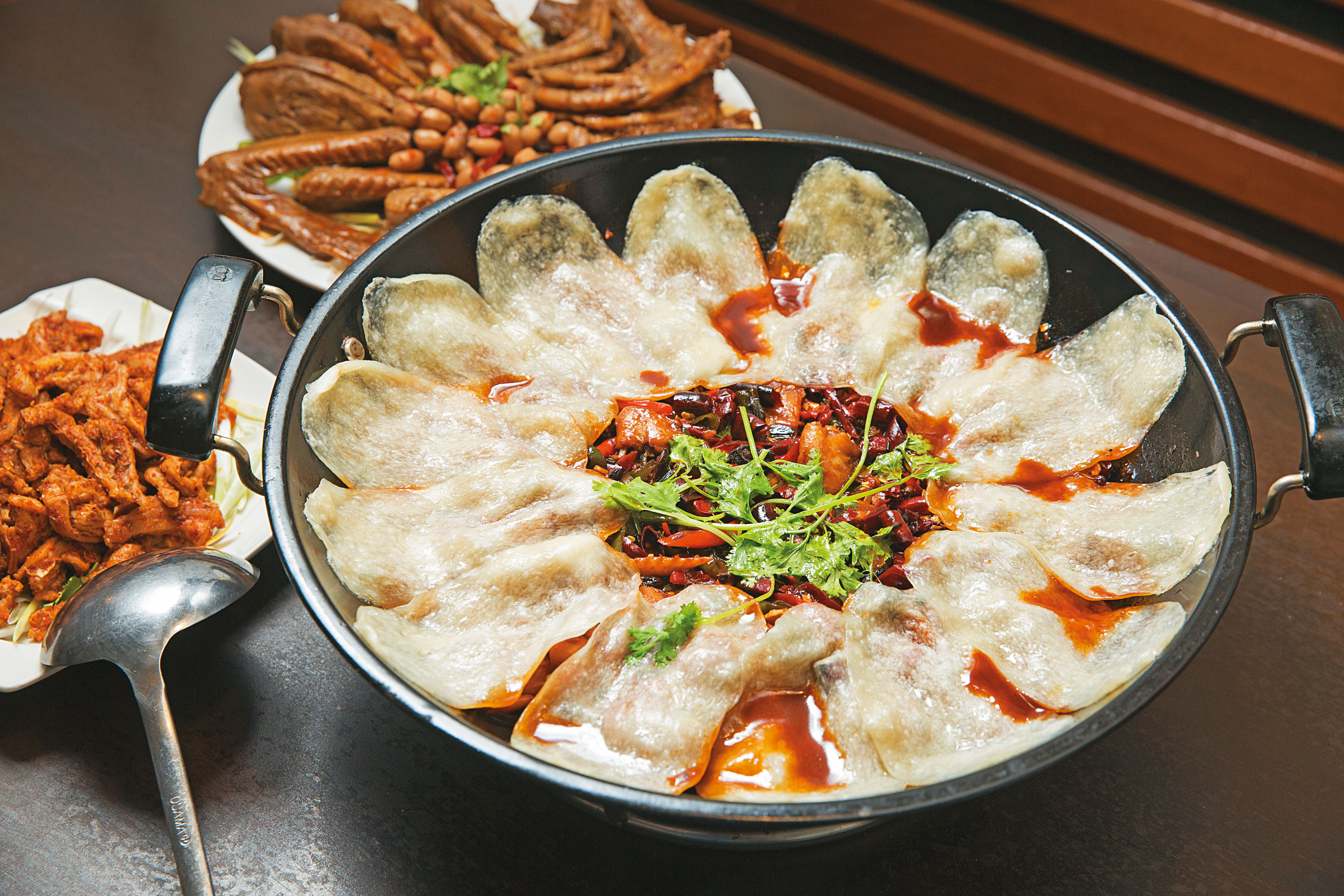 乾鍋地鍋雞1份重達3斤，以3種辣椒炒雞肉，配上吸滿湯汁的喝餅，香辣濃郁。（1,200元／份）