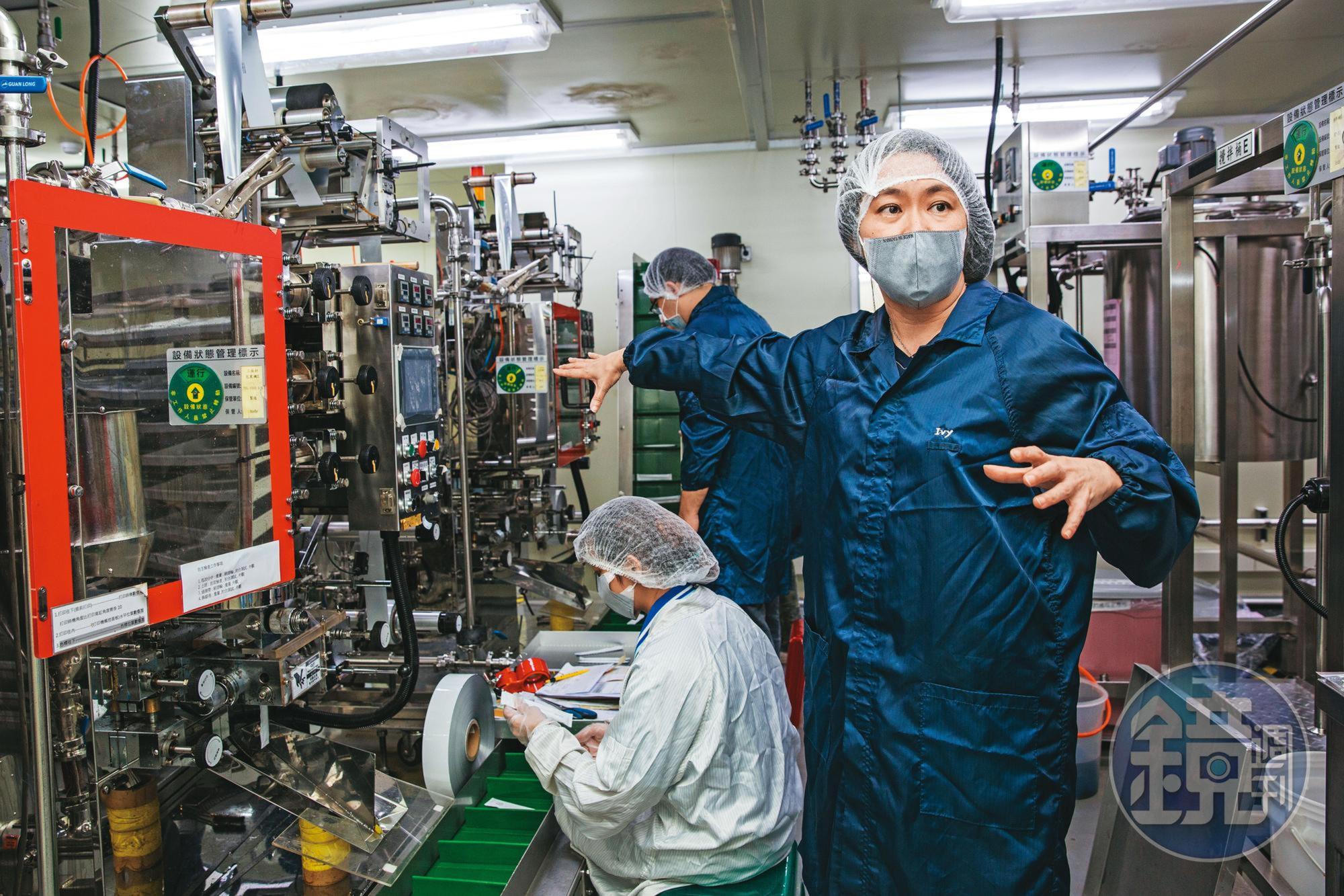 逢興生技廠房總面積達1,500坪，共有43條產線，生產膠囊、粉包、果凍等多元劑型保健食品。右為王秋月。
