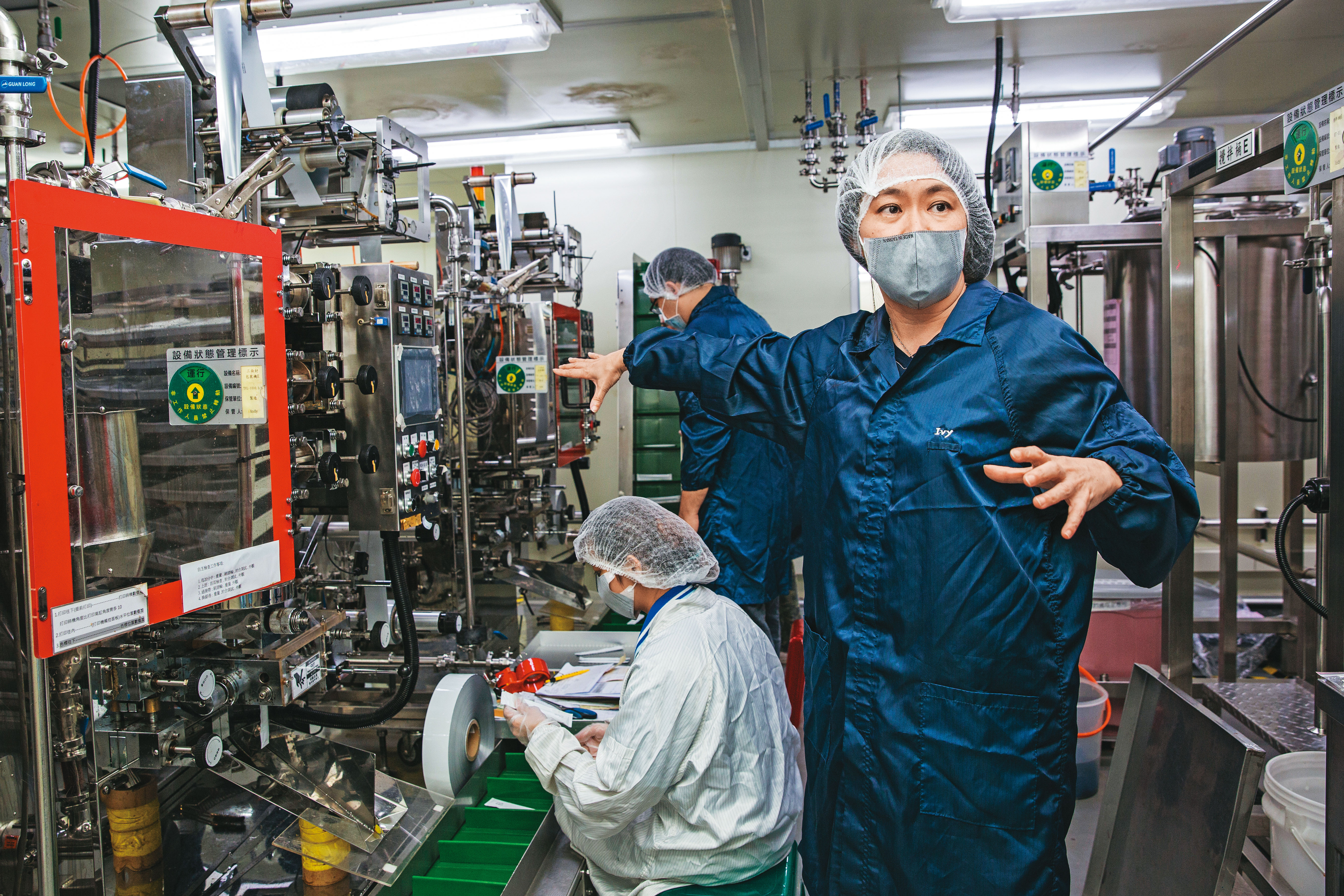 逢興生技廠房總面積達1,500坪,共有43條產線,生產膠囊、粉包、果凍等多元劑型保健食品。右為王秋月。