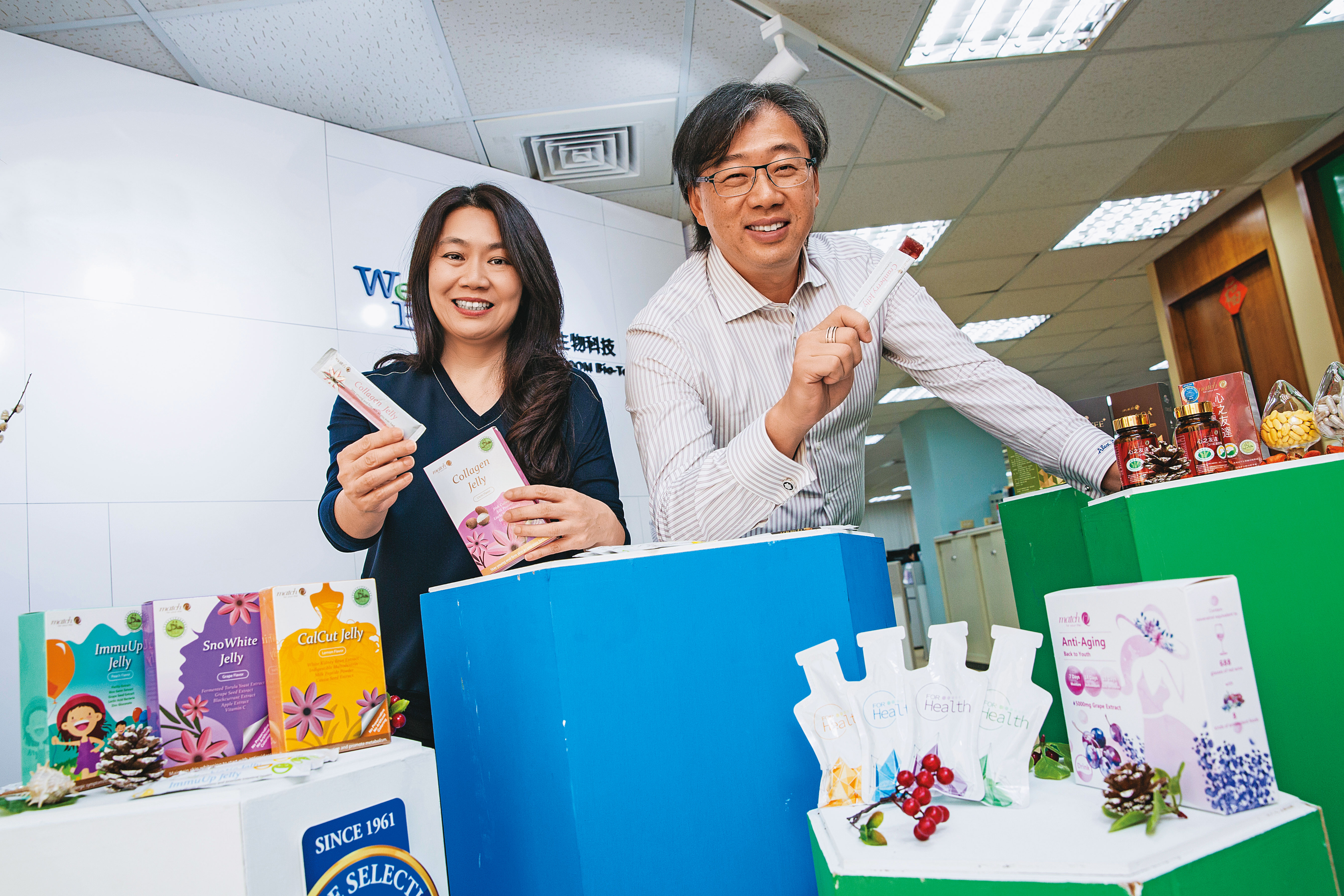 廖天倫（右）和妻子王秋月（左）先後成立台灣荃新與逢興生技，靠醫藥品原物料貿易與客製化保健食品配方代工，拿下全球51國代工訂單，去年年收7億元。