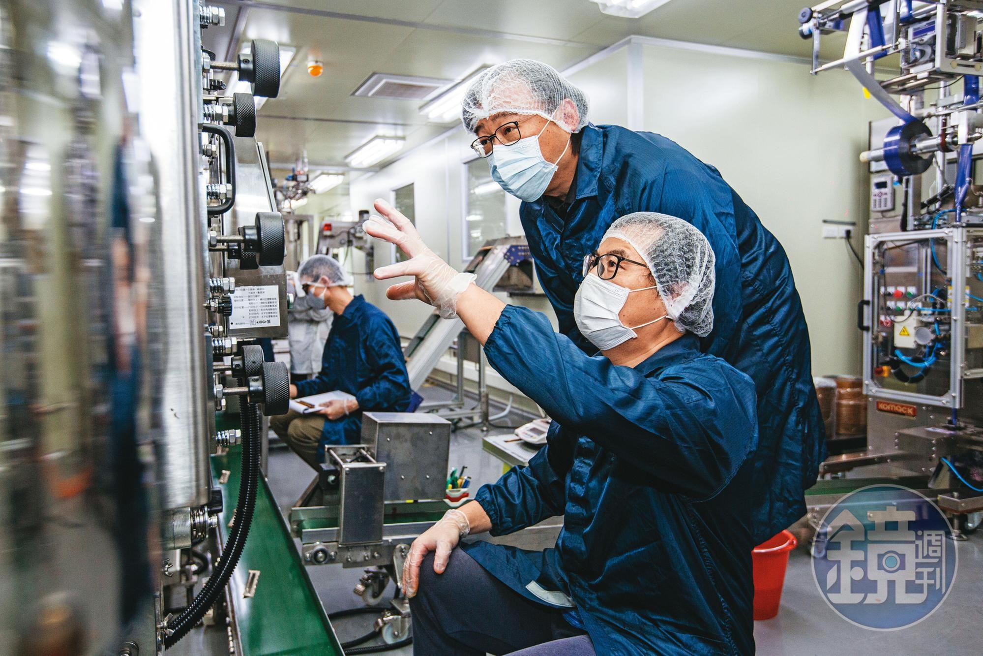 廖天倫（中）曾遭代工廠洩漏配方機密，損失千萬元訂單，讓他痛定思痛砸千萬元自行設廠。
