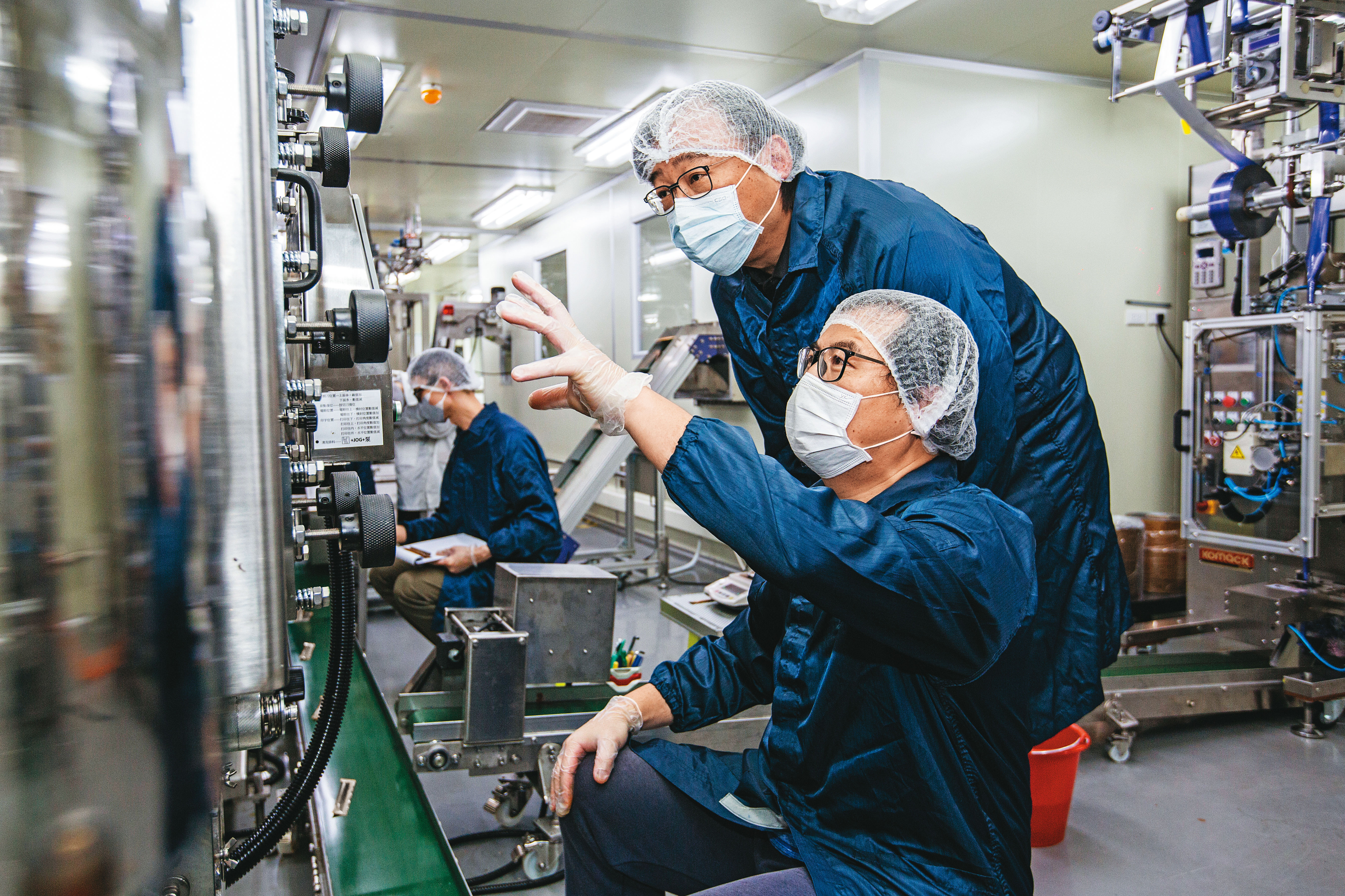 廖天倫(中)曾遭代工廠洩漏配方機密,損失千萬元訂單,讓他痛定思痛砸千萬元自行設廠。