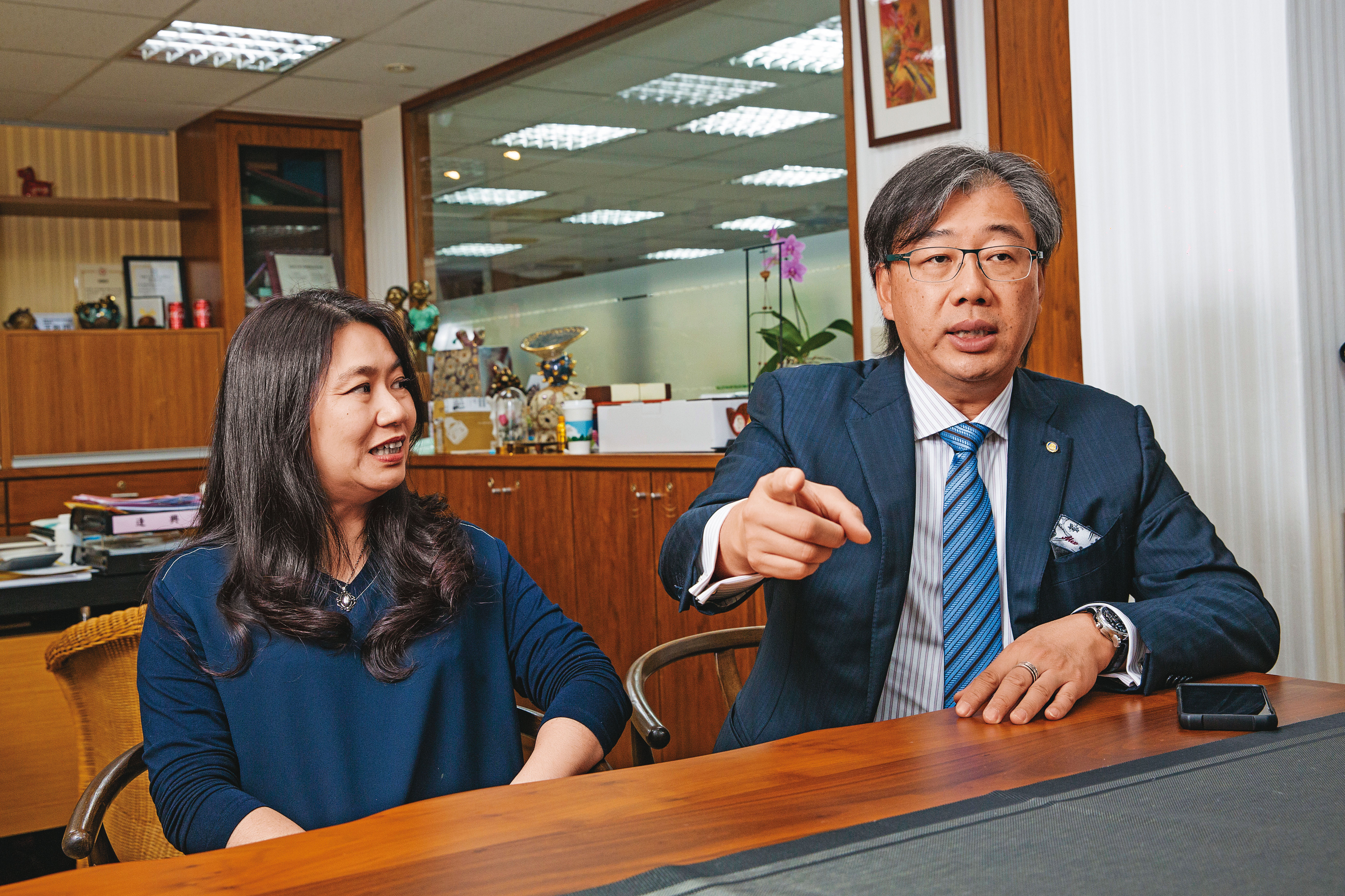王秋月(左)是嘉義製材所第三代千金,廖天倫(右)當年為了打動岳母奮發創業,逢興生技算是另類愛的結晶。