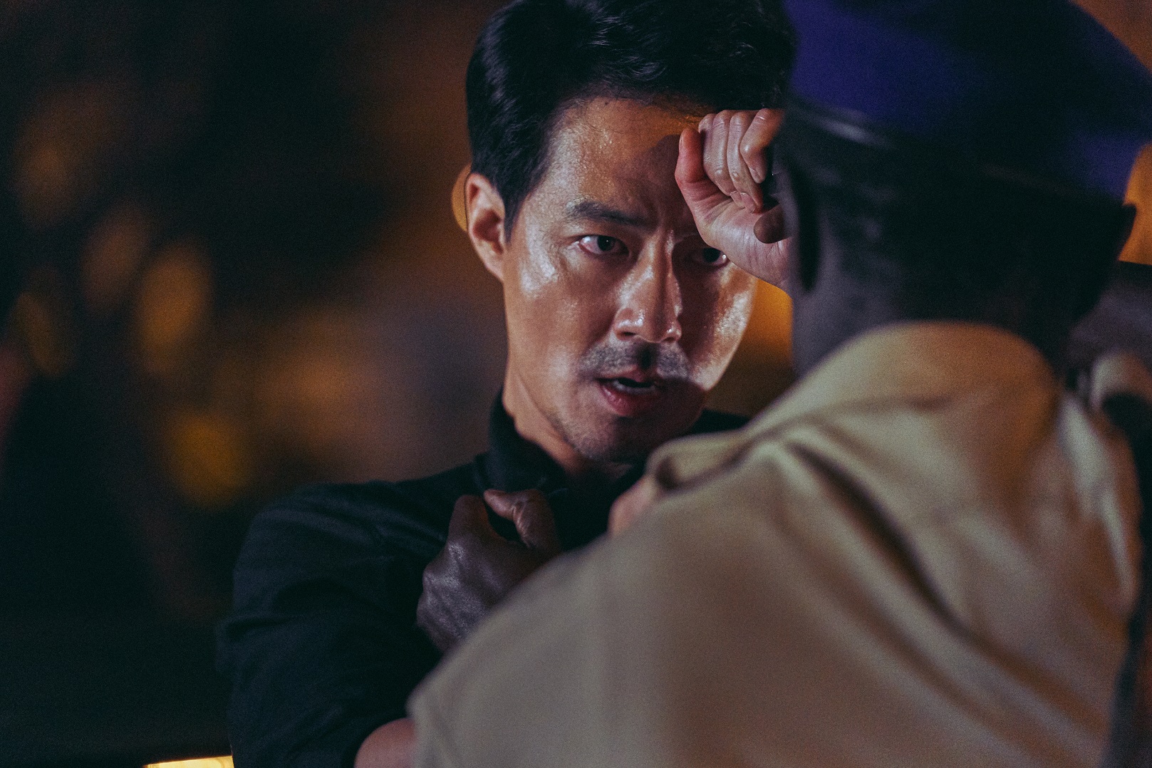趙寅成在《逃出摩加迪休》飾演國家安全企劃部出身的情報員。（車庫娛樂提供）