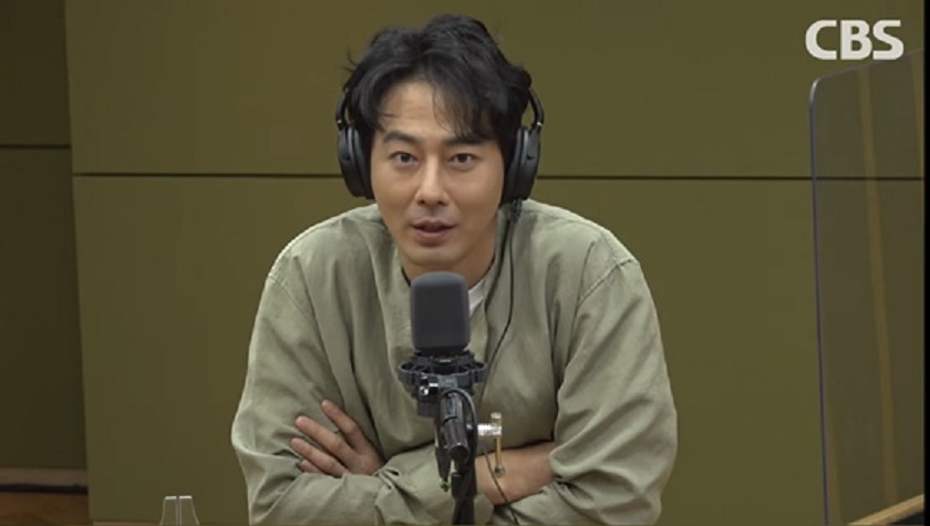 趙寅成今上廣播節目宣傳新片，自曝最近正在戒菸中。（翻攝自CBS）