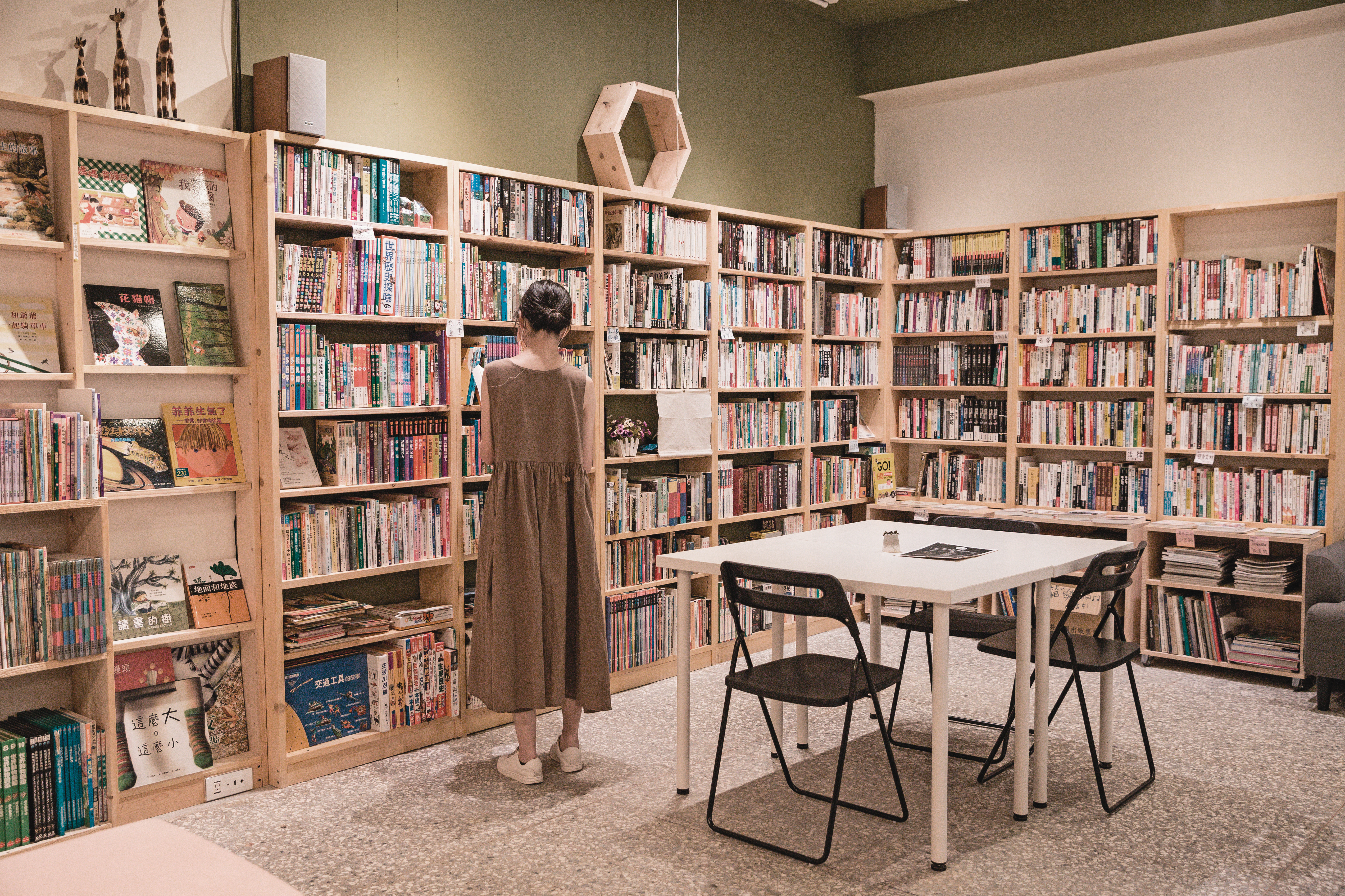 在「新星巷弄書屋」，循著文字漫步在書的摺頁裡。