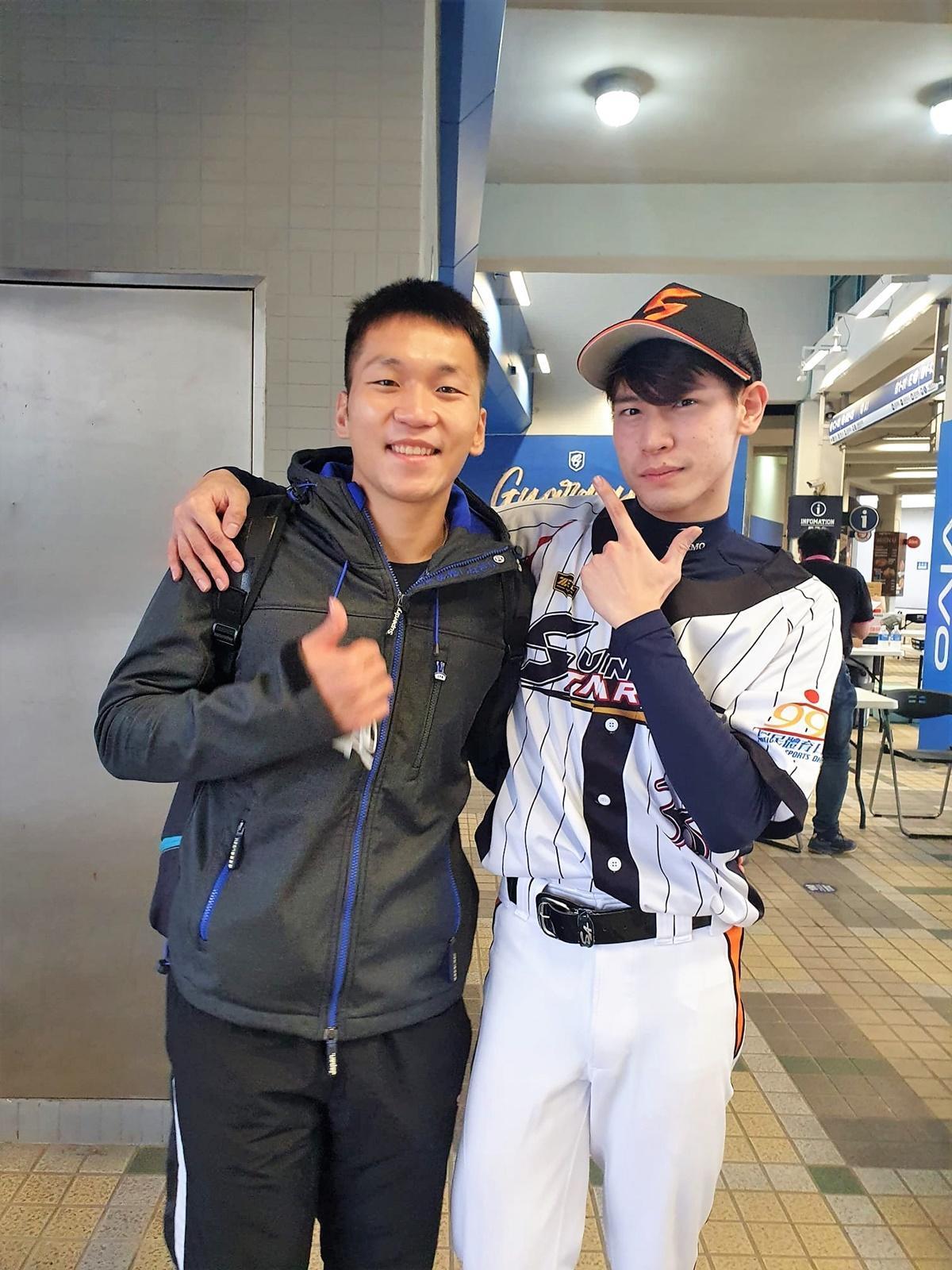 李洋（左）到新莊棒球場為餅乾助陣、打氣。（艾迪昇傳播提供