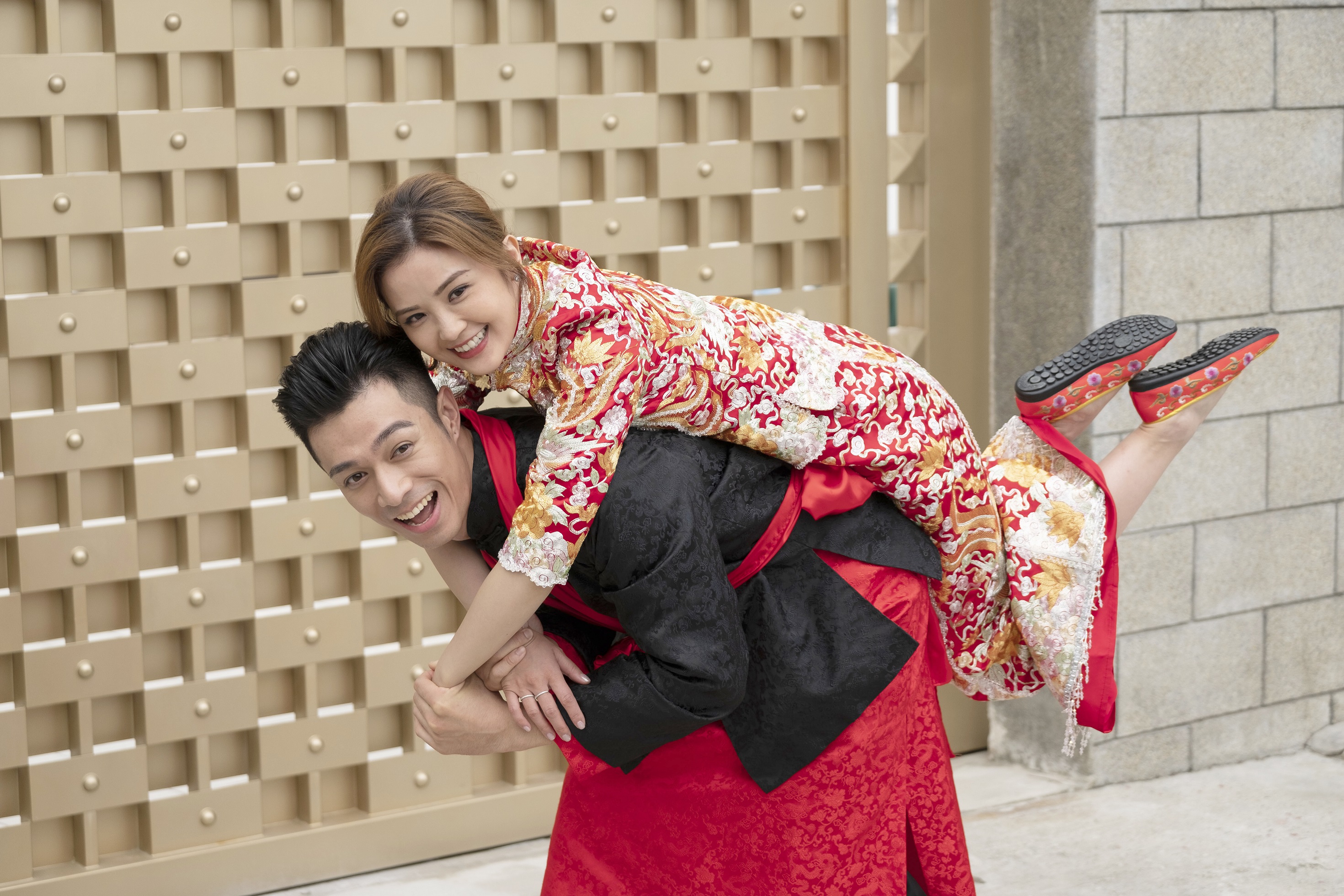 周柏豪與阿Sa戲中上演婚紗秀，換上多套婚紗。（華映提供）