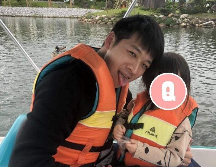許甫今年父親節因疫情決定不返鄉陪父親過節,打算靠愛女上陣為父親獻祝福。(翻攝自許甫臉書)