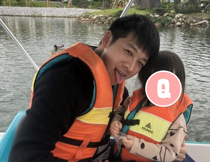 許甫今年父親節因疫情決定不返鄉陪父親過節，打算靠愛女上陣為父親獻祝福。（翻攝自許甫臉書）