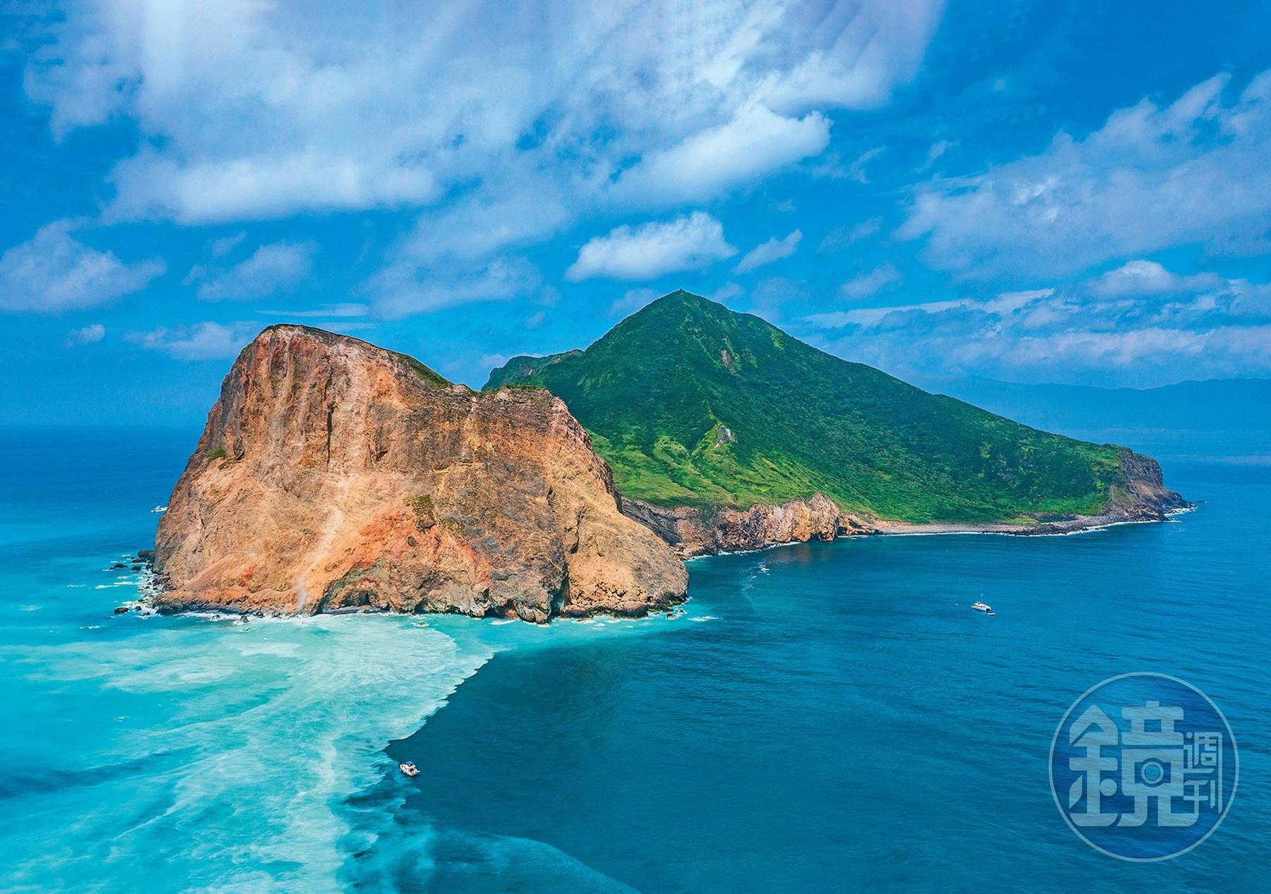 牛奶海區域位於龜山島龜首附近， 海水呈現淡藍色，拍起照來一點也不輸國外的海島風光。