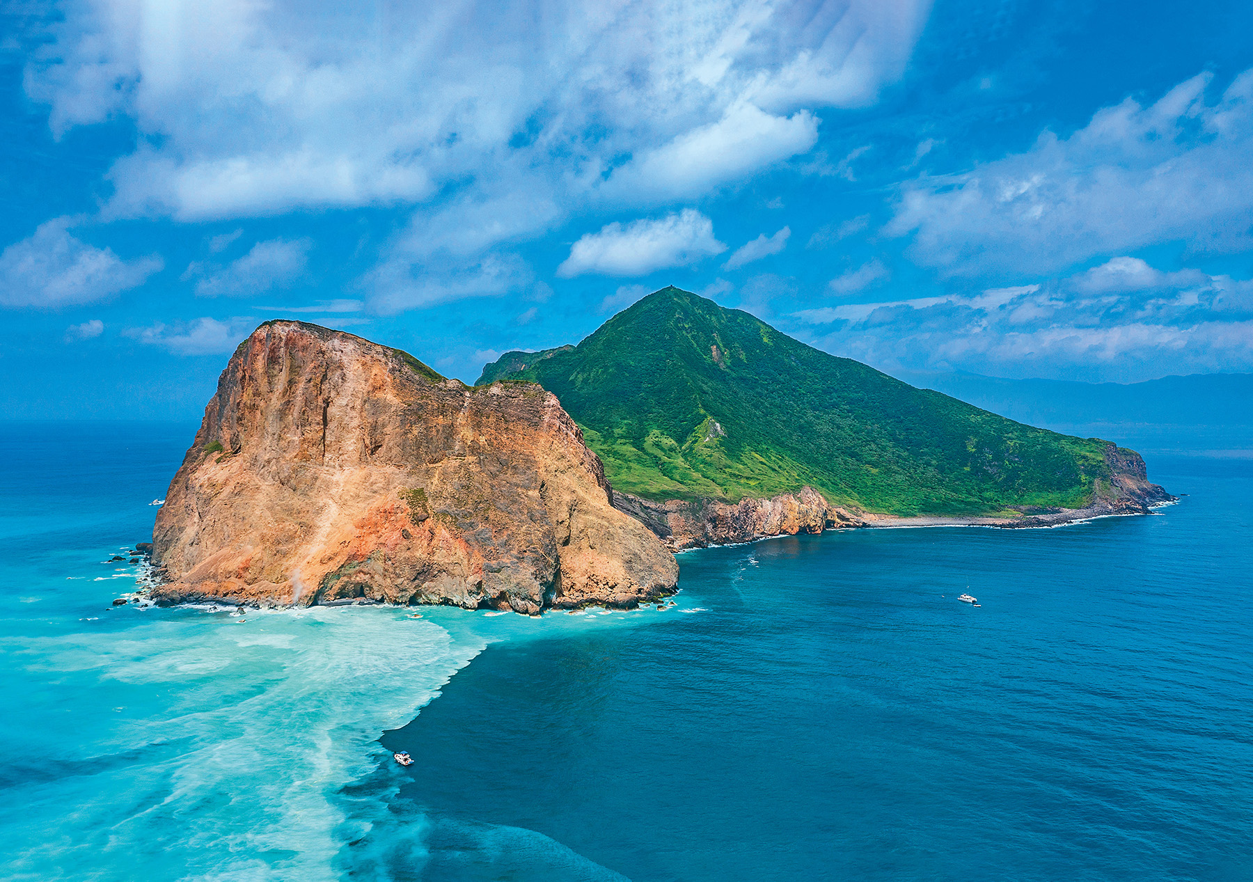 牛奶海區域位於龜山島龜首附近， 海水呈現淡藍色，拍起照來一點也不輸國外的海島風光。