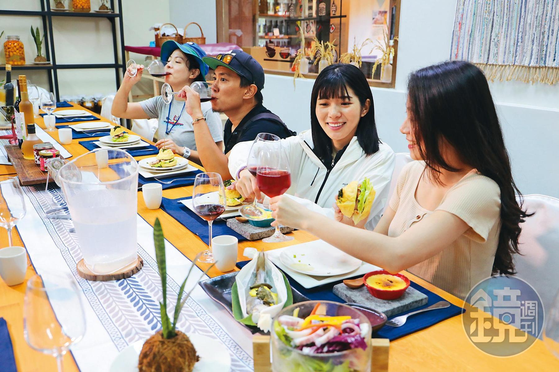 參加「微酵廚房」體驗，除了能透過烹調過程認識在地食材，最後還能親自品嘗每道料理。