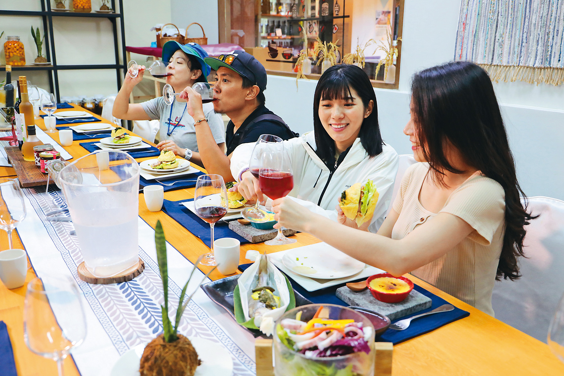 參加「微酵廚房」體驗，除了能透過烹調過程認識在地食材，最後還能親自品嘗每道料理。