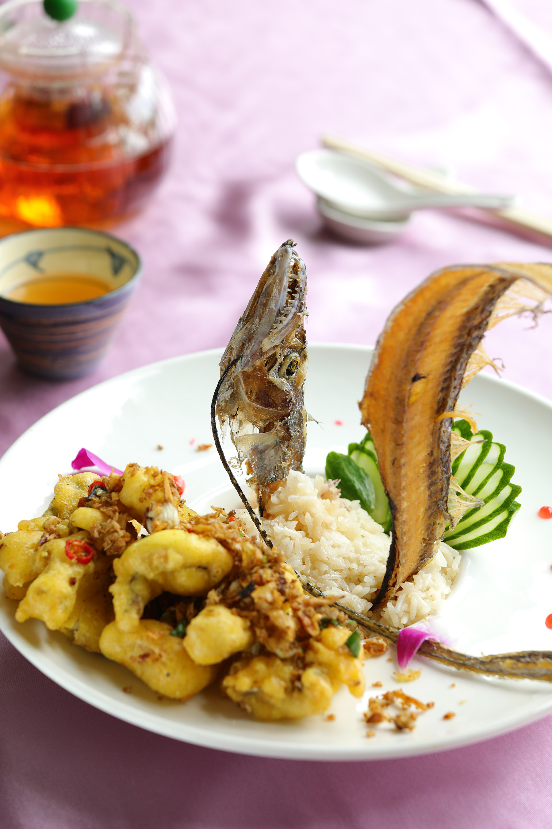 使用新鮮白帶魚料理的「鯉魚躍龍門」，以避風塘方式製作，帶有鯉躍龍門、步步高昇的意思。（無菜單料理，600元起／人）