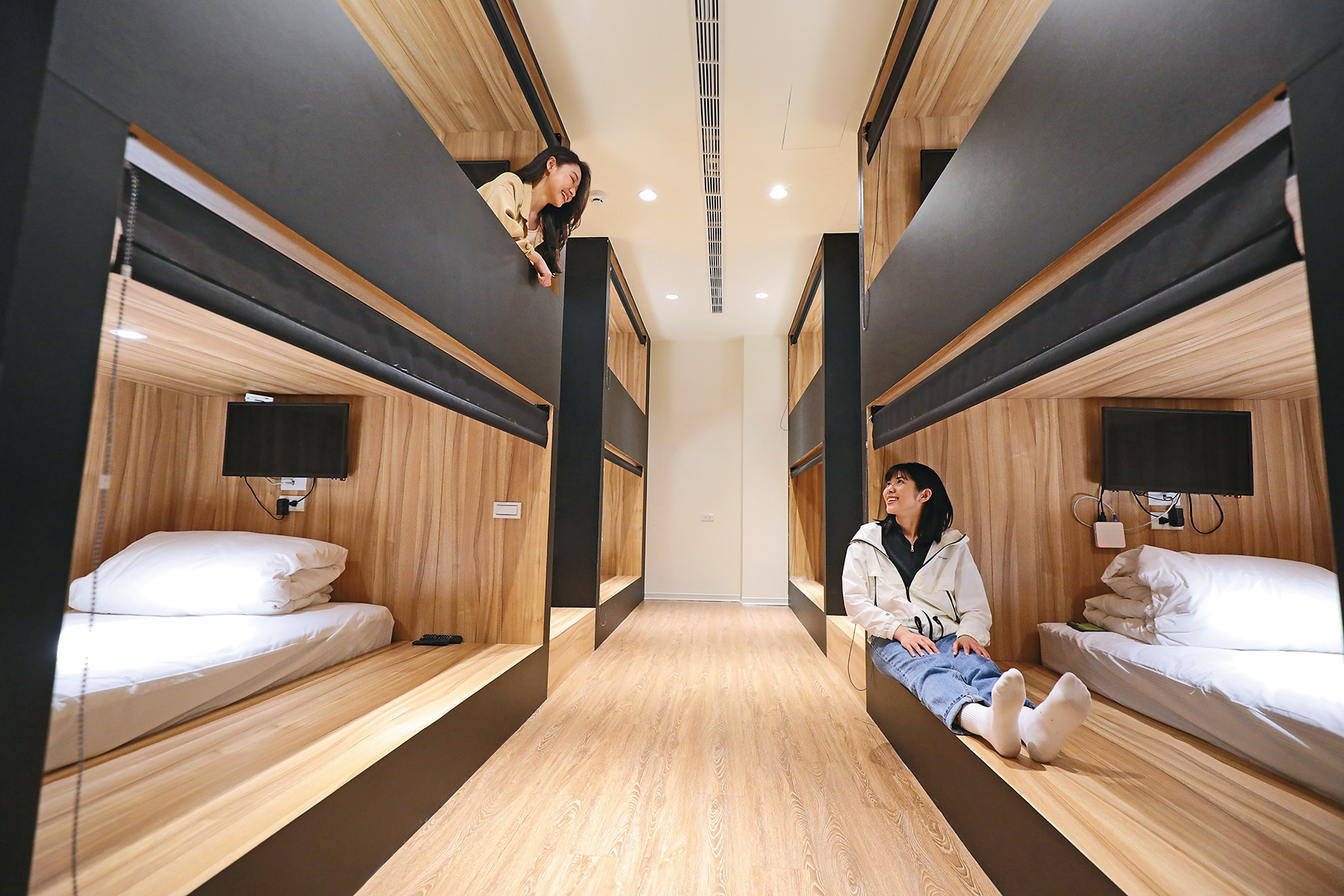 「朗居文旅」房型種類多元，適合三五好友一起同住的「背包客房」，在疫情期間僅開放認識的朋友同住，無法單獨訂床位。