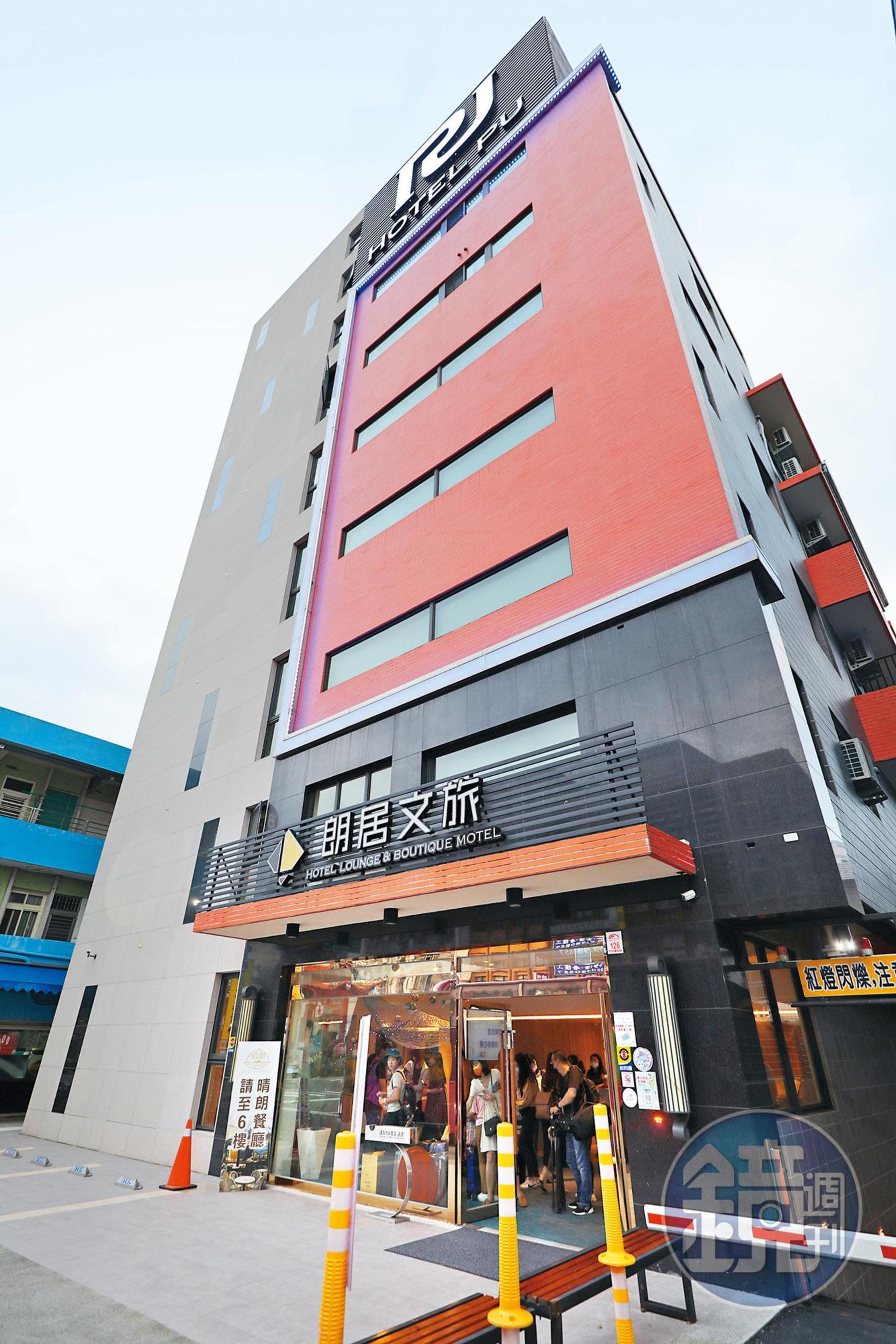 「朗居文旅」座落在頭城老街旁，附近有許多著名小吃店。