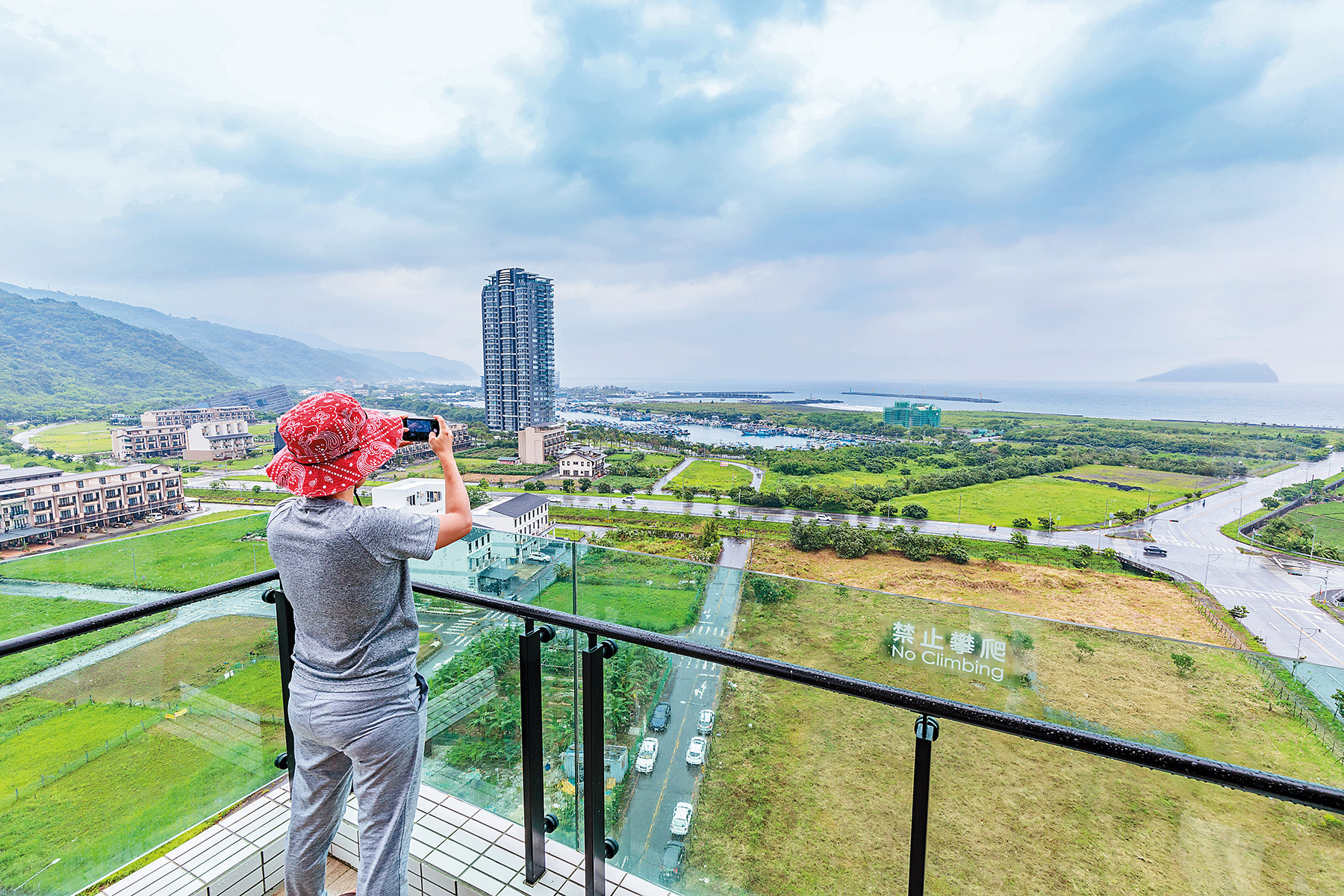 走到「蘭陽烏石港海景酒店」客房外的陽台，就能飽覽蘭陽平原與龜山島景觀。