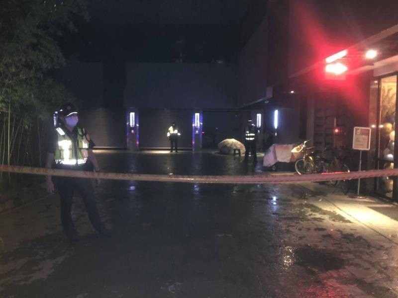 康男疑遭簽賭網站合夥人圍毆悶死,棄屍汽車旅館,警方拉起封鎖線蒐證。(讀者提供)