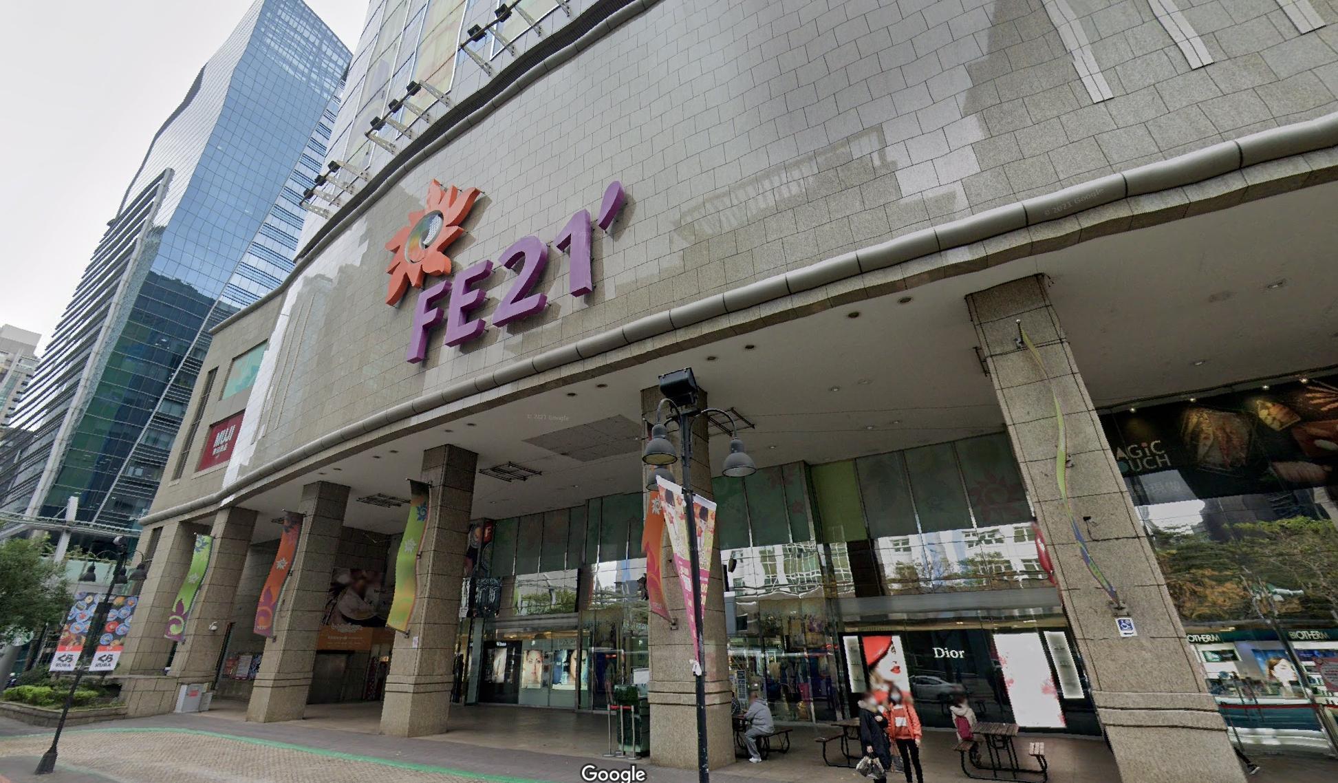 遠東百貨板橋中山店今公告，因應政府防疫政策自主修業一日。（翻攝自Google Maps）