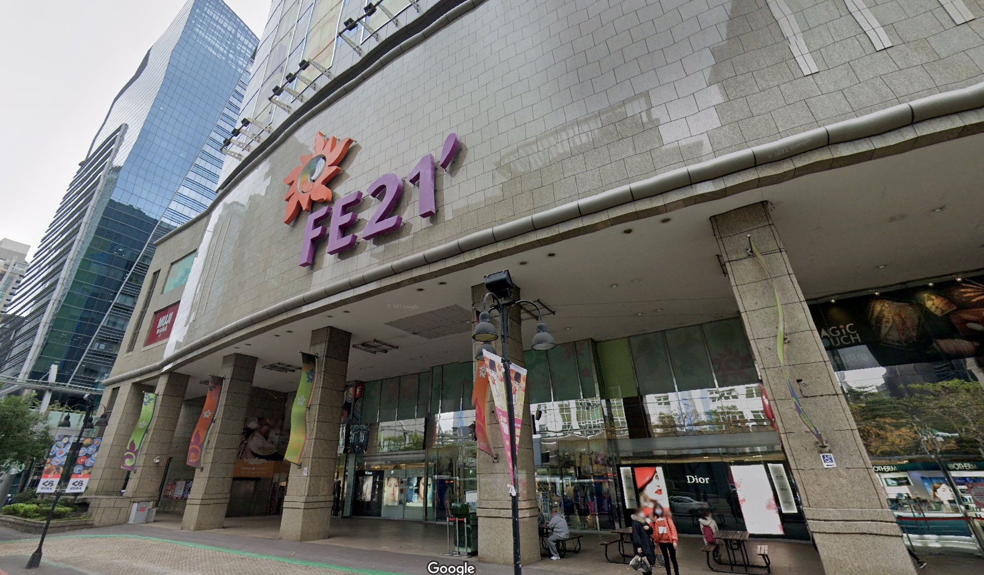 遠東百貨板橋中山店今公告，因應政府防疫政策自主修業一日。（翻攝自Google Maps）