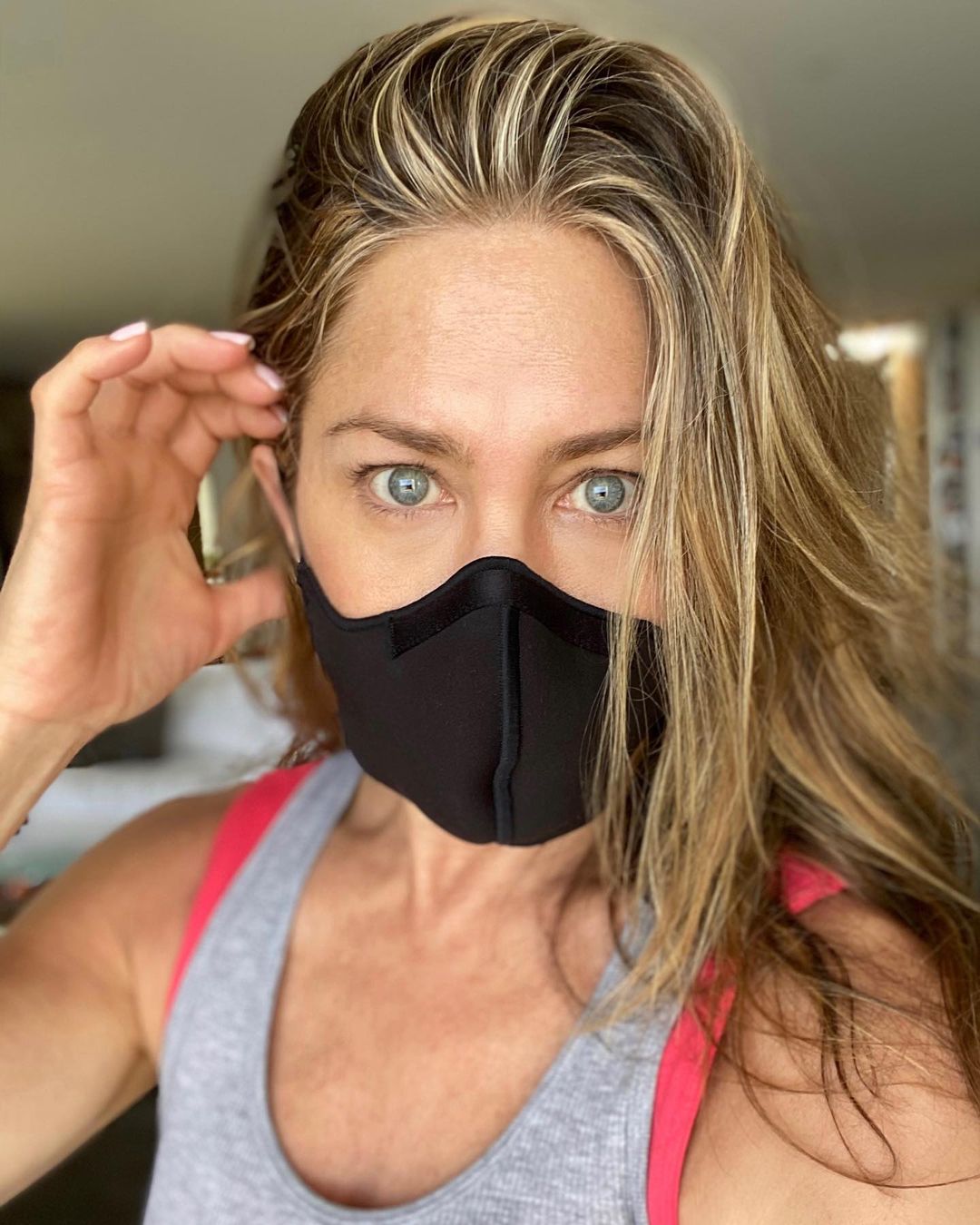 珍妮佛安妮斯頓強調一定要戴緊口罩。（翻攝Jennifer Aniston IG）