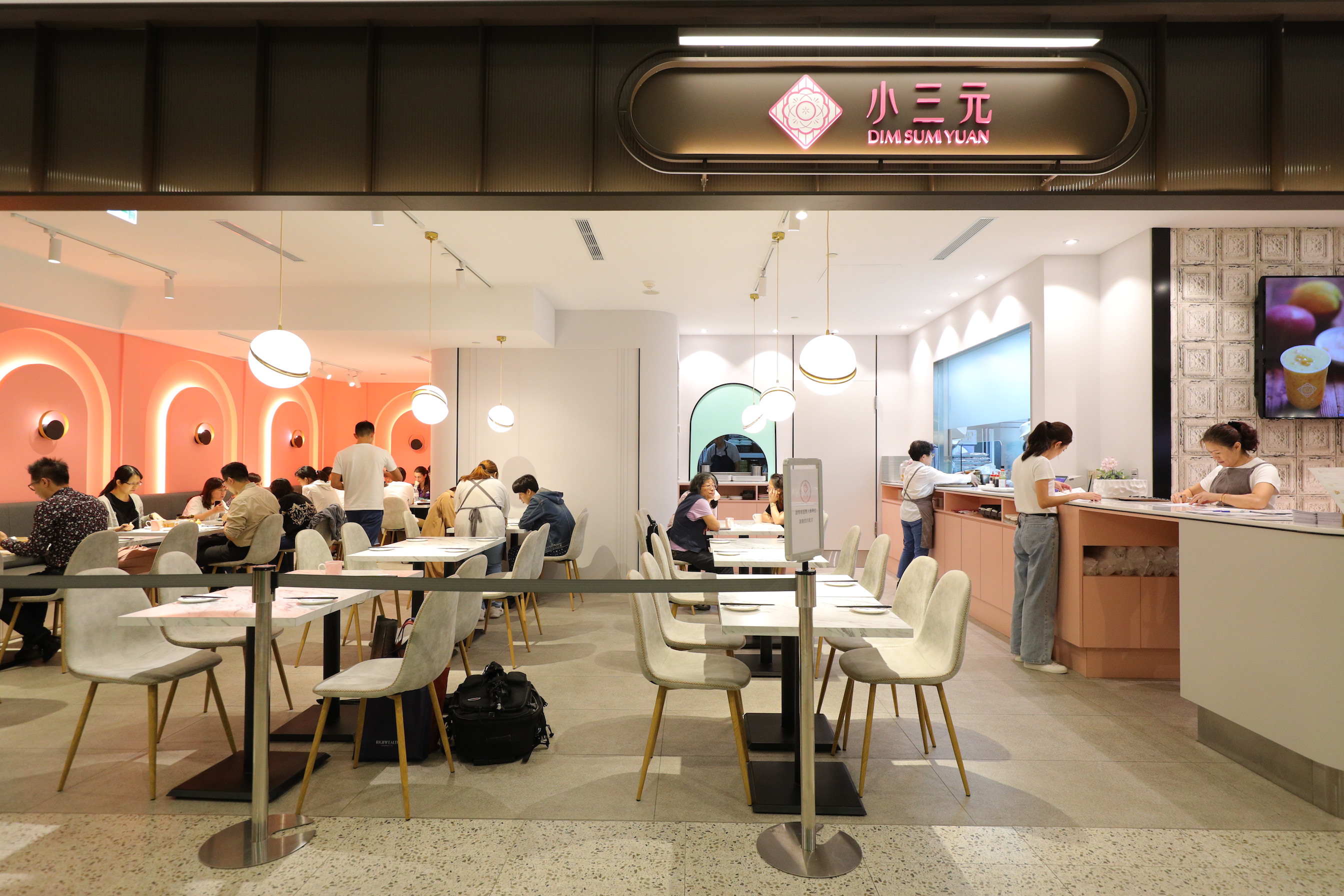 位於「台北101」美食地下街的港點餐廳「小三元」日前也開放內用。（圖為剛開幕時所攝）