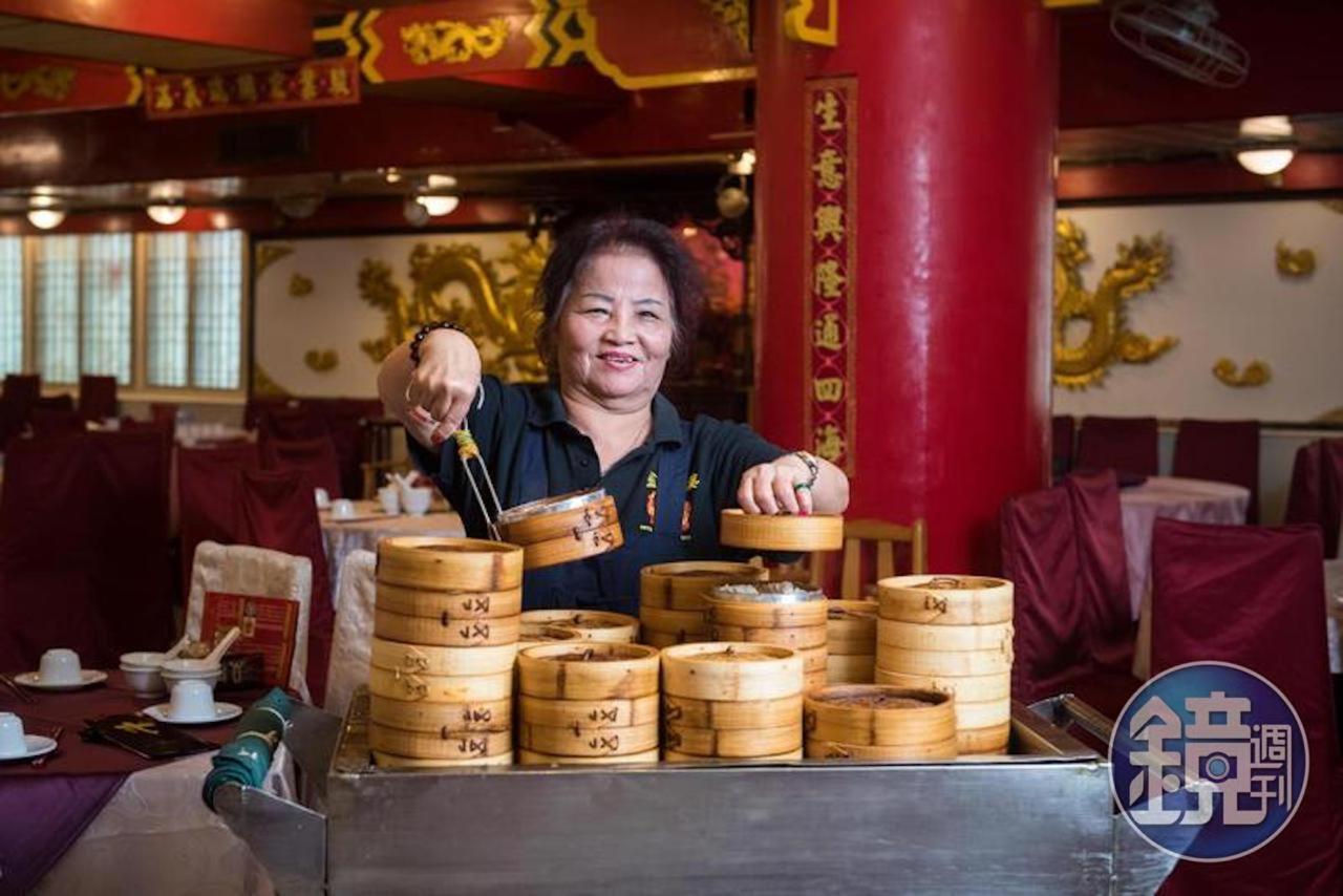 許願疫情快退散,才能揪團到金獅樓群聚用餐,看阿姨推茶車上菜。