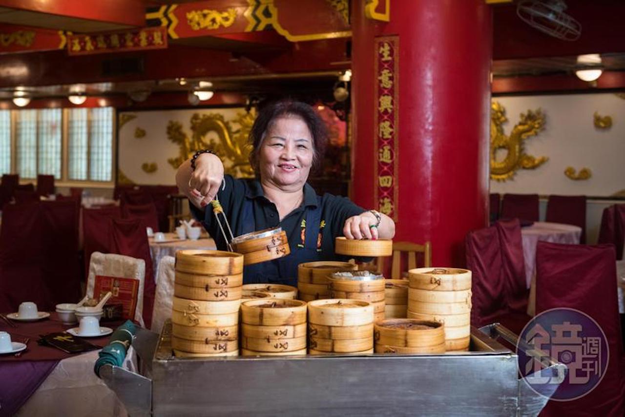 許願疫情快退散，才能揪團到金獅樓群聚用餐，看阿姨推茶車上菜。