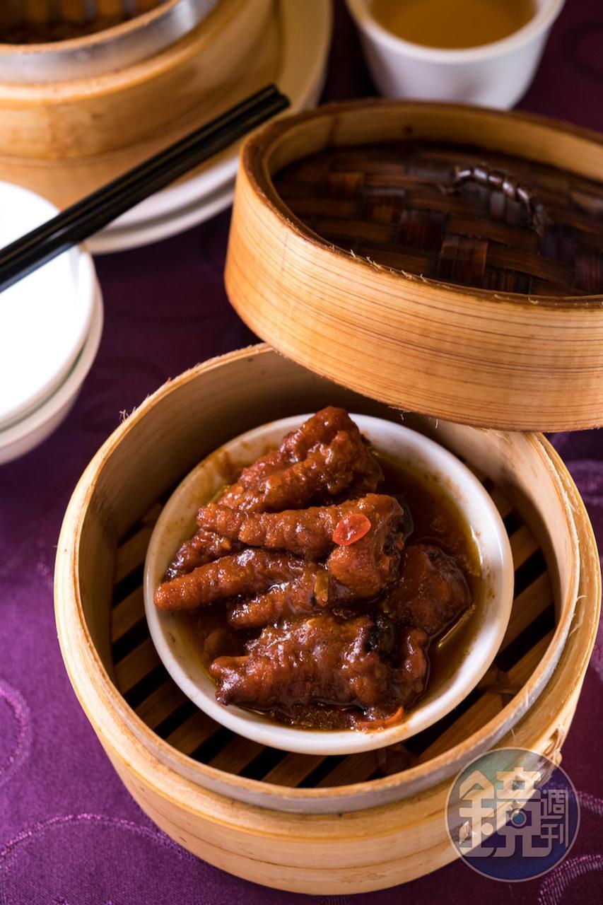 醬味濃甜的「蠔油鳳爪」,一吮即脫骨。(80元/份)