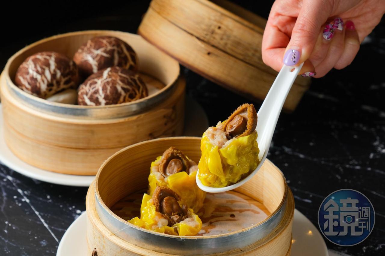 「鮑魚燒賣皇」（前，240元／份）鮮味濃郁，口感彈實；擬花菇造型的「珍菇流沙包」（後，150元／份），麵皮蓬軟、內餡濃郁。
