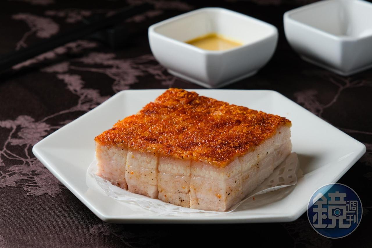 撒白糖炙燒的「冰燒三層肉」表層酥脆，肉質甜嫰。（580元／份）
