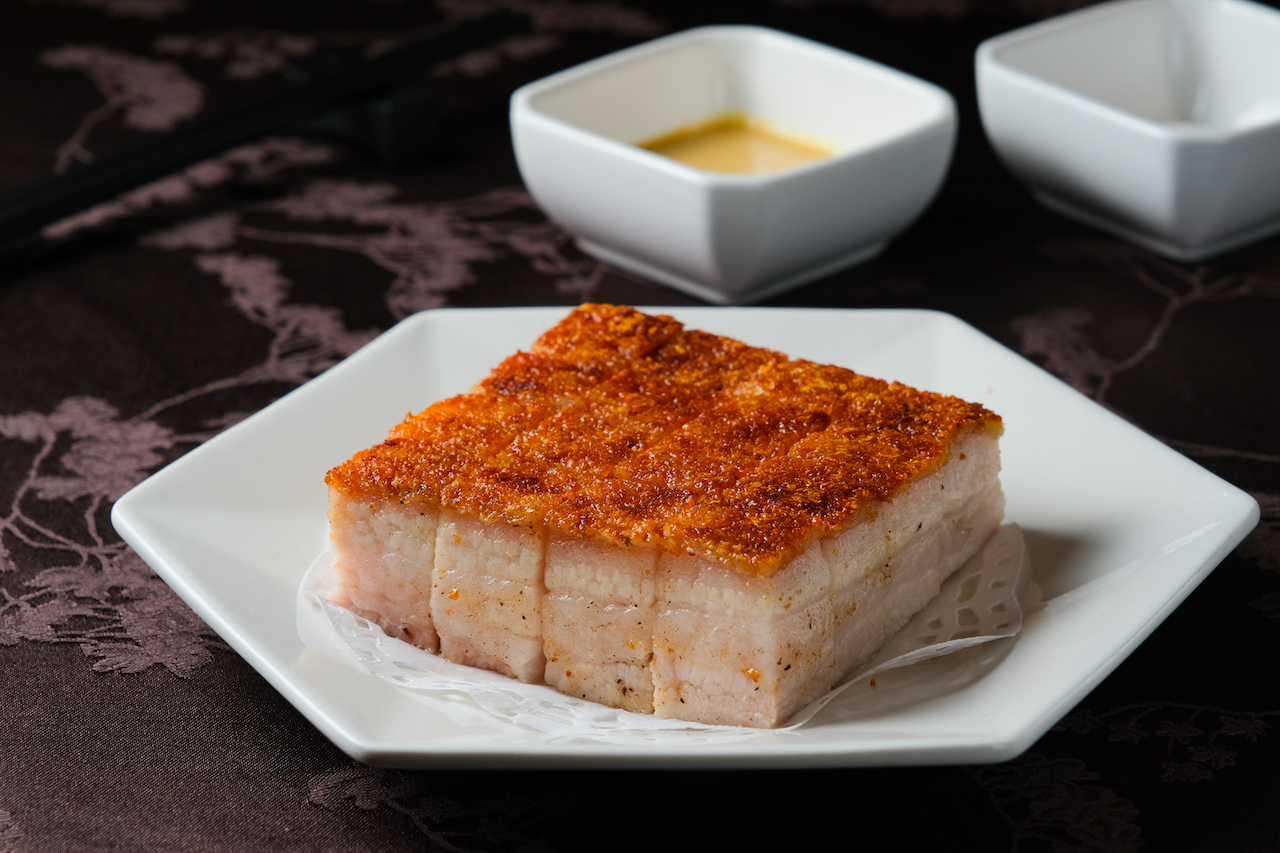 撒白糖炙燒的「冰燒三層肉」表層酥脆，肉質甜嫰。（580元／份）