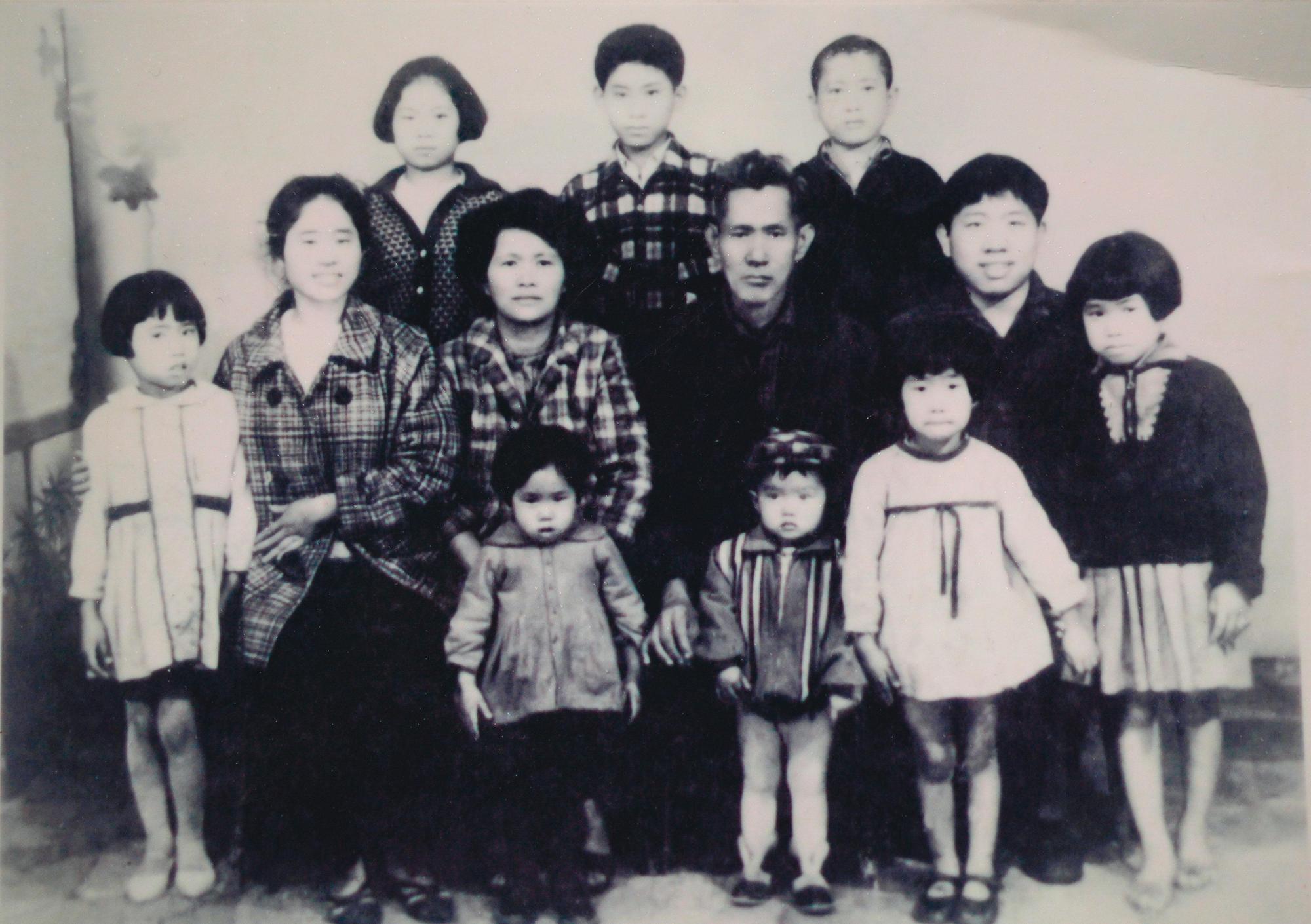 Ye Jin-fu(middle of the back row)brought along a childhood family photo to meet his benefactor, Lin Dou.(Courtesy of Ye Jin-fu)
