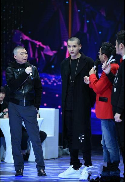 導演馮小剛(左)曾帶吳亦凡上綜藝《天天向上》宣傳電影《老炮兒》,該集內容已被下架。(網路圖片)