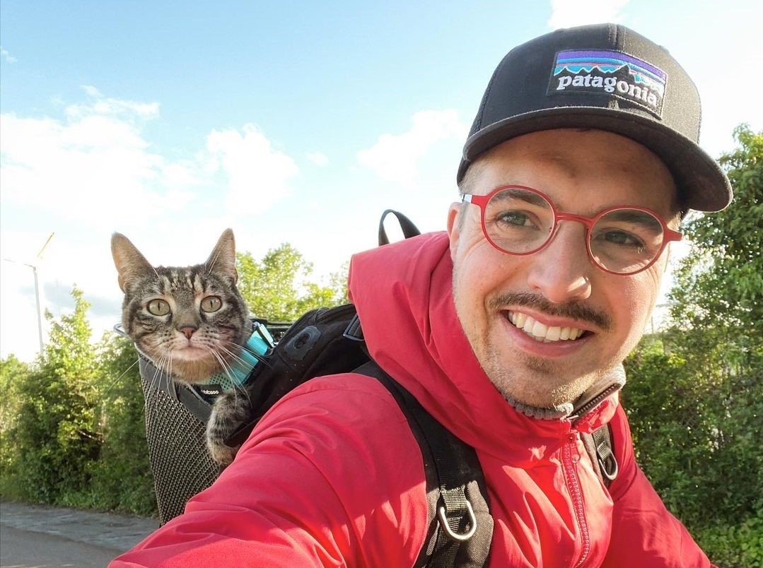 熱愛極限運動的法國男子雷米，與愛貓形影不離。（翻攝Rémy Vicarini IG）