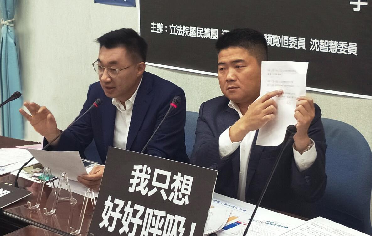 江啟臣（左）挑戰連任黨主席，顏寬恒（右）卻突宣布辭去黨職。（翻攝自顏寬恒臉書）