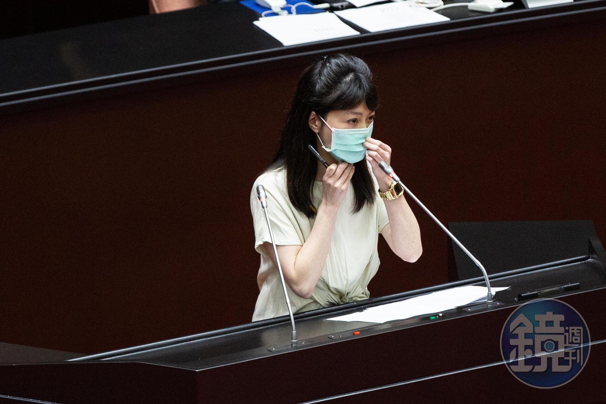 立委高嘉瑜建議政府可同時提供民眾「數位振興5倍劵」和「現金」，若預算有限，則可二擇一的方案讓民眾自選。（本刊資料照）