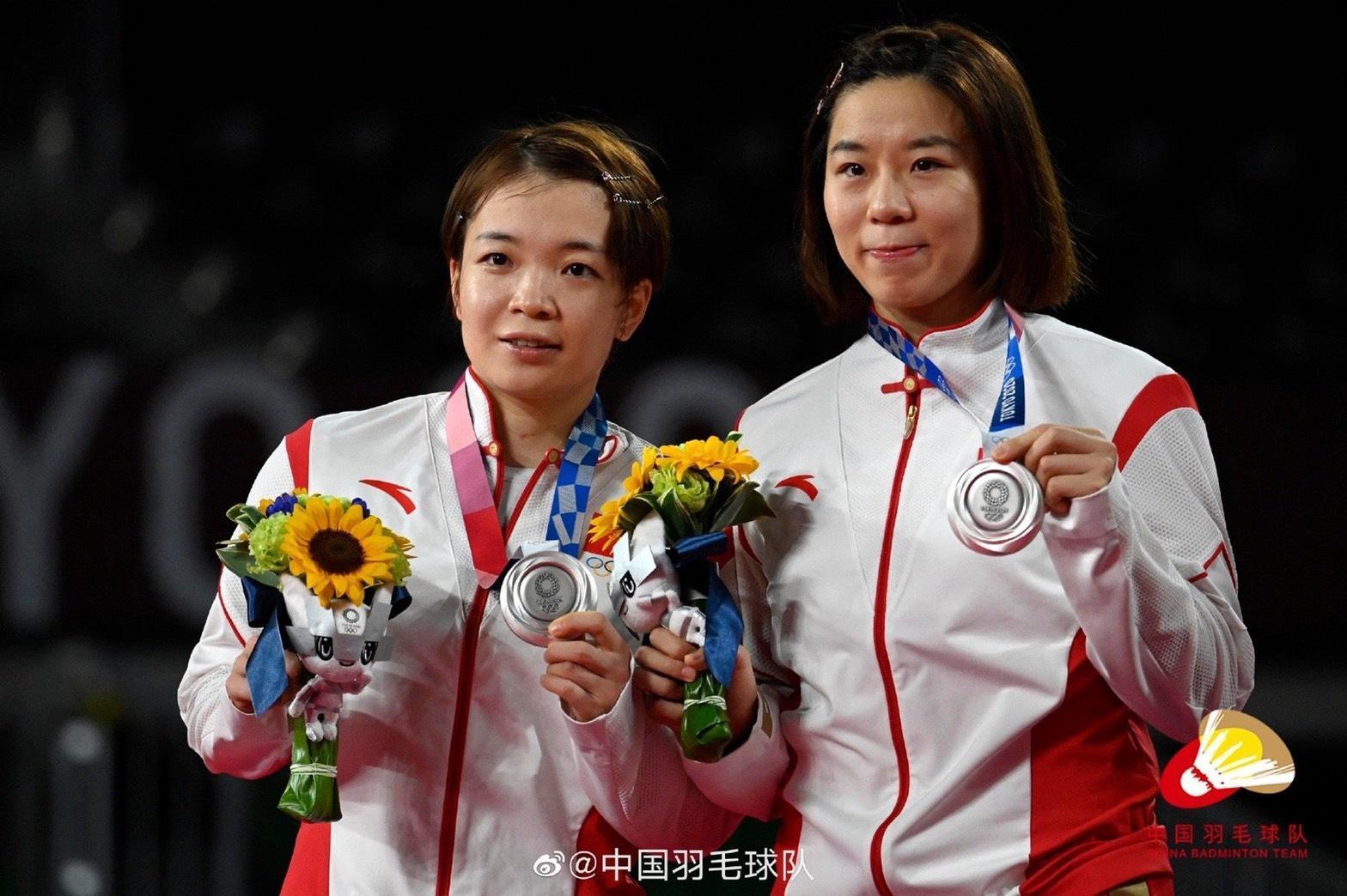 中國羽球女雙選手陳清晨(左)與賈一凡。(翻攝微博)