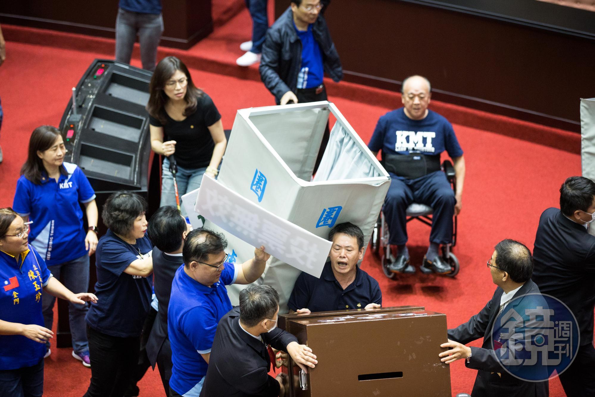 國民黨團去年為了杯葛監院人事同意權，在議場內與綠營上演大亂鬥。
