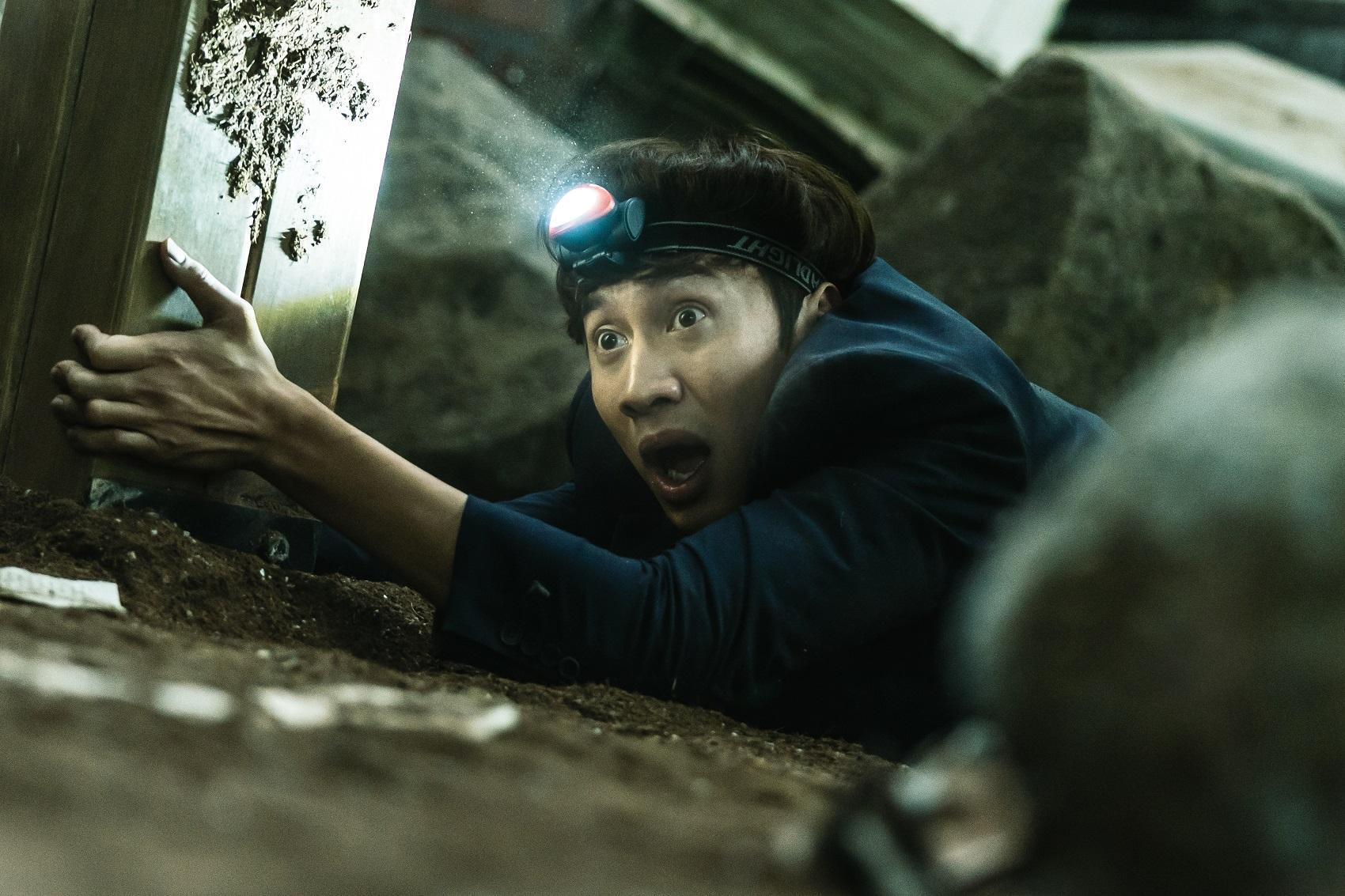 李光洙在主演新片《天坑》拍攝現場太認真，引來其他演員的不滿。（車庫娛樂提供）