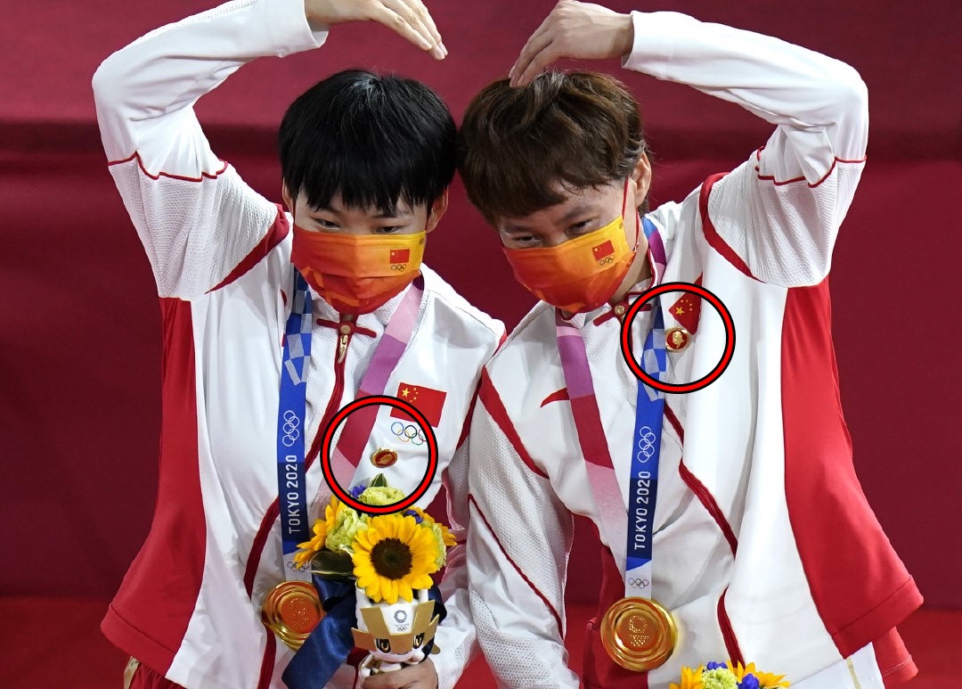 中國自由車女子選手頒獎台上,胸前別有中國前領導人毛澤東的徽章,引發爭議。(翻攝自微博)